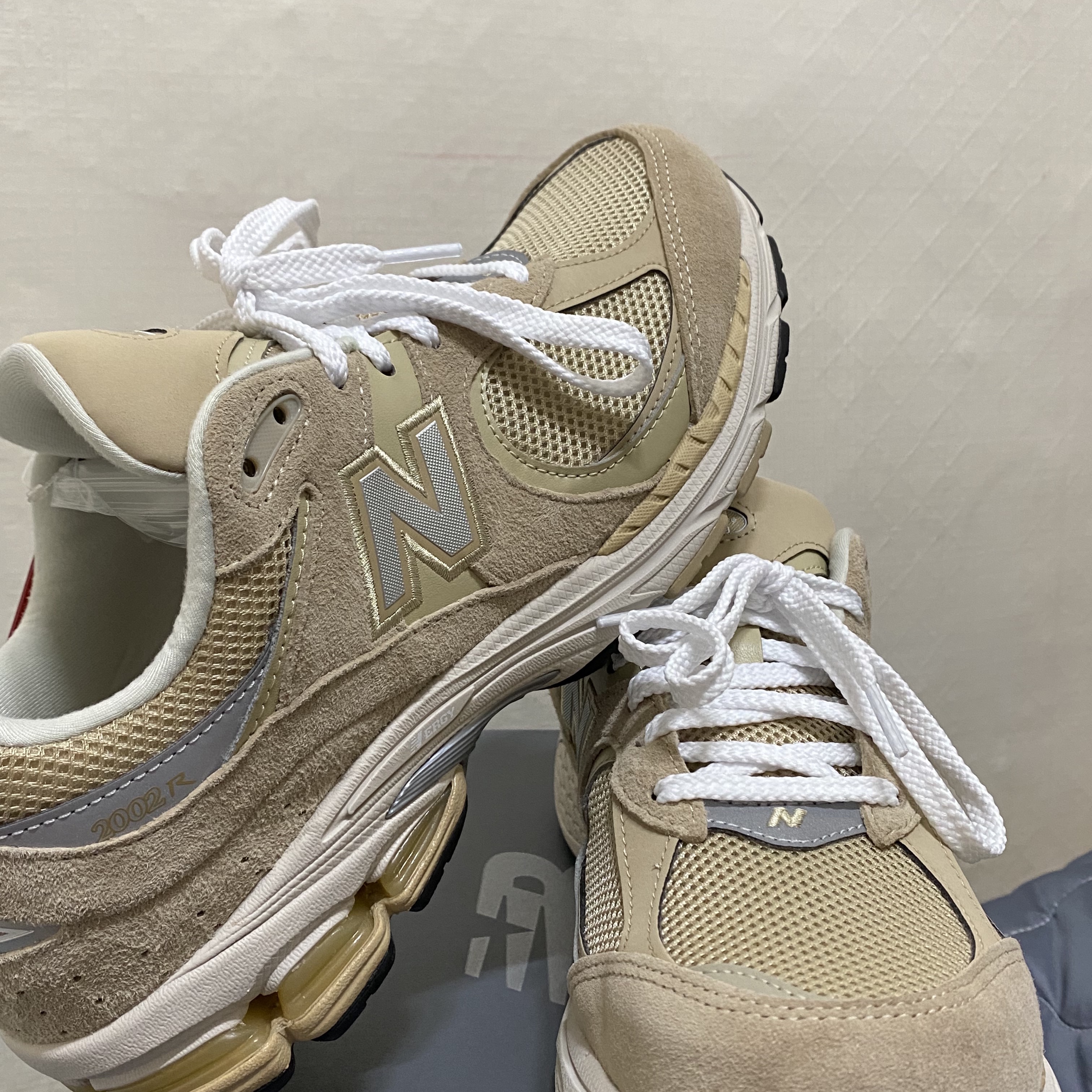 New Balance 2002R T2 Beige 착용 스타일 - 1