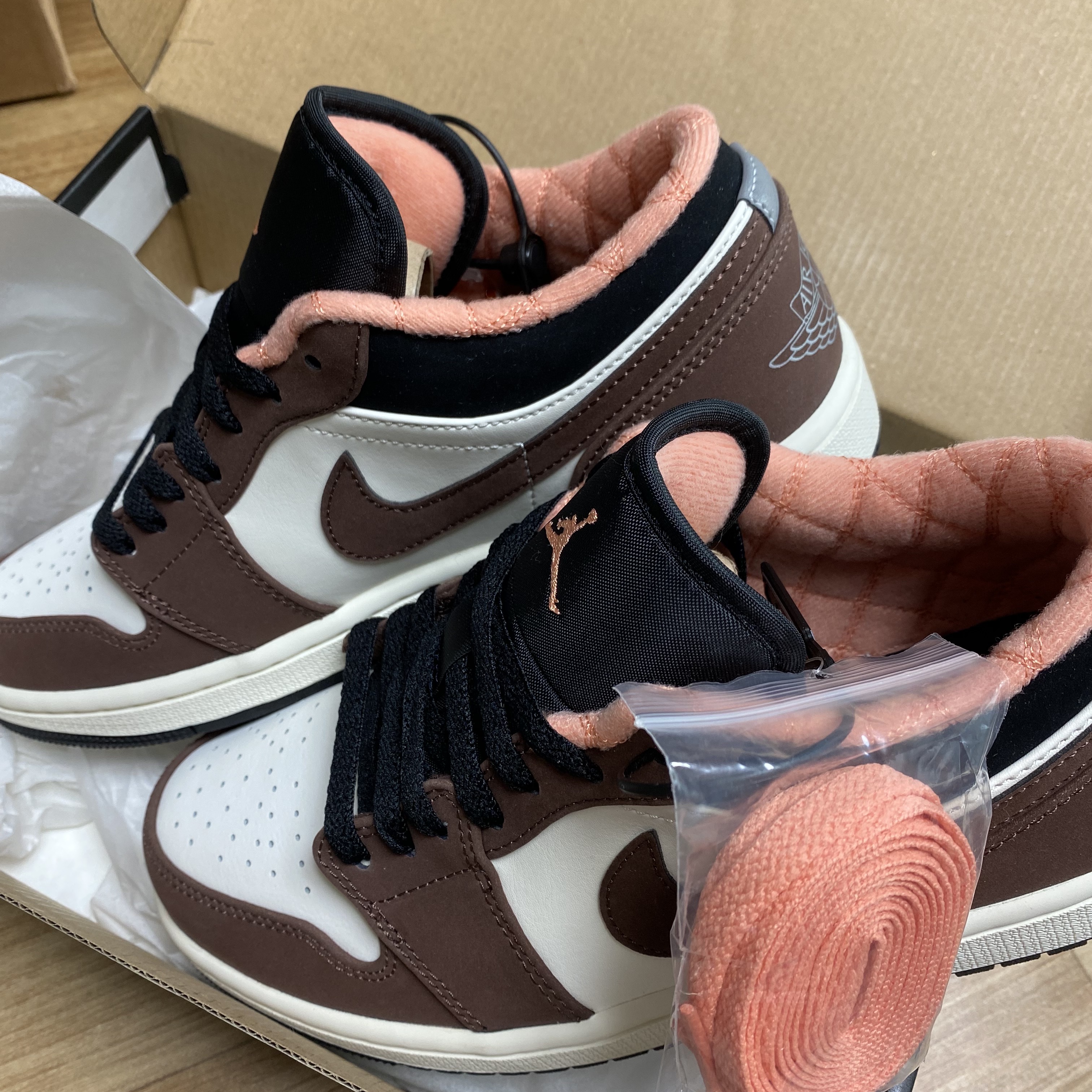 Jordan 1 Low SE Chocolate Bliss 착용 스타일 - 2