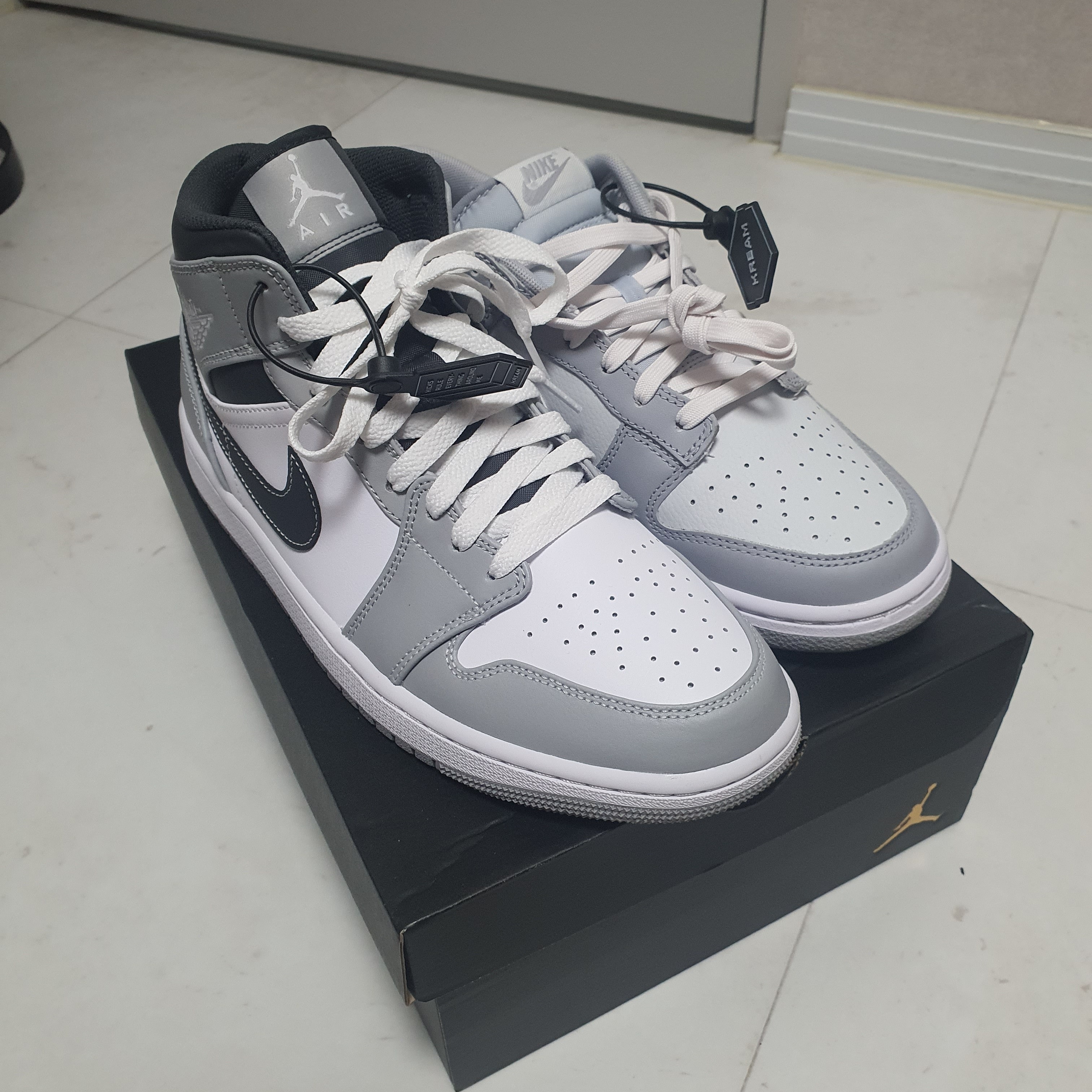 Jordan 1 Mid Light Smoke Grey Anthracite, Nike Dunk Low Retro Wolf Grey 착용 스타일 - 1