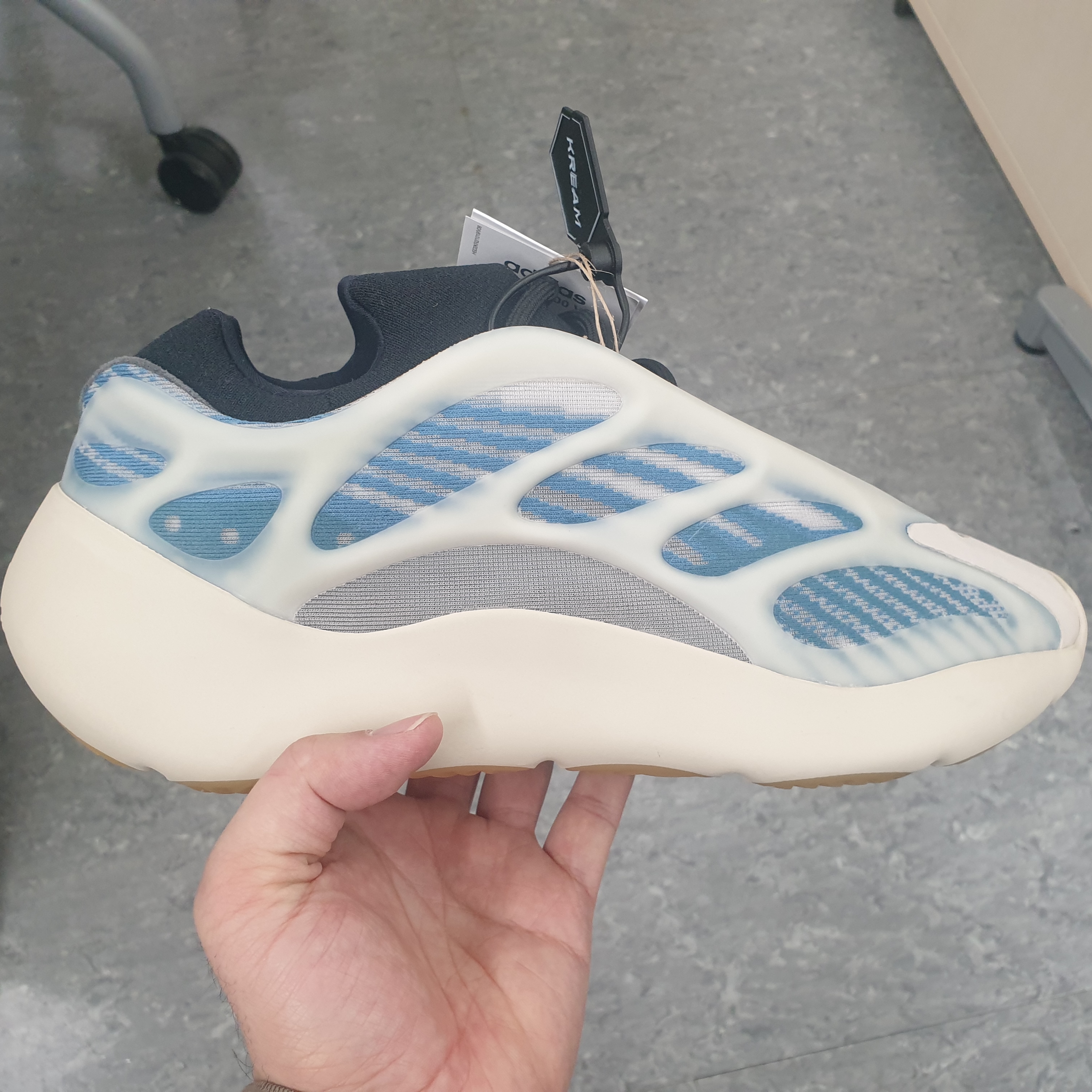 Adidas Yeezy 700 V3 Kyanite 착용 스타일