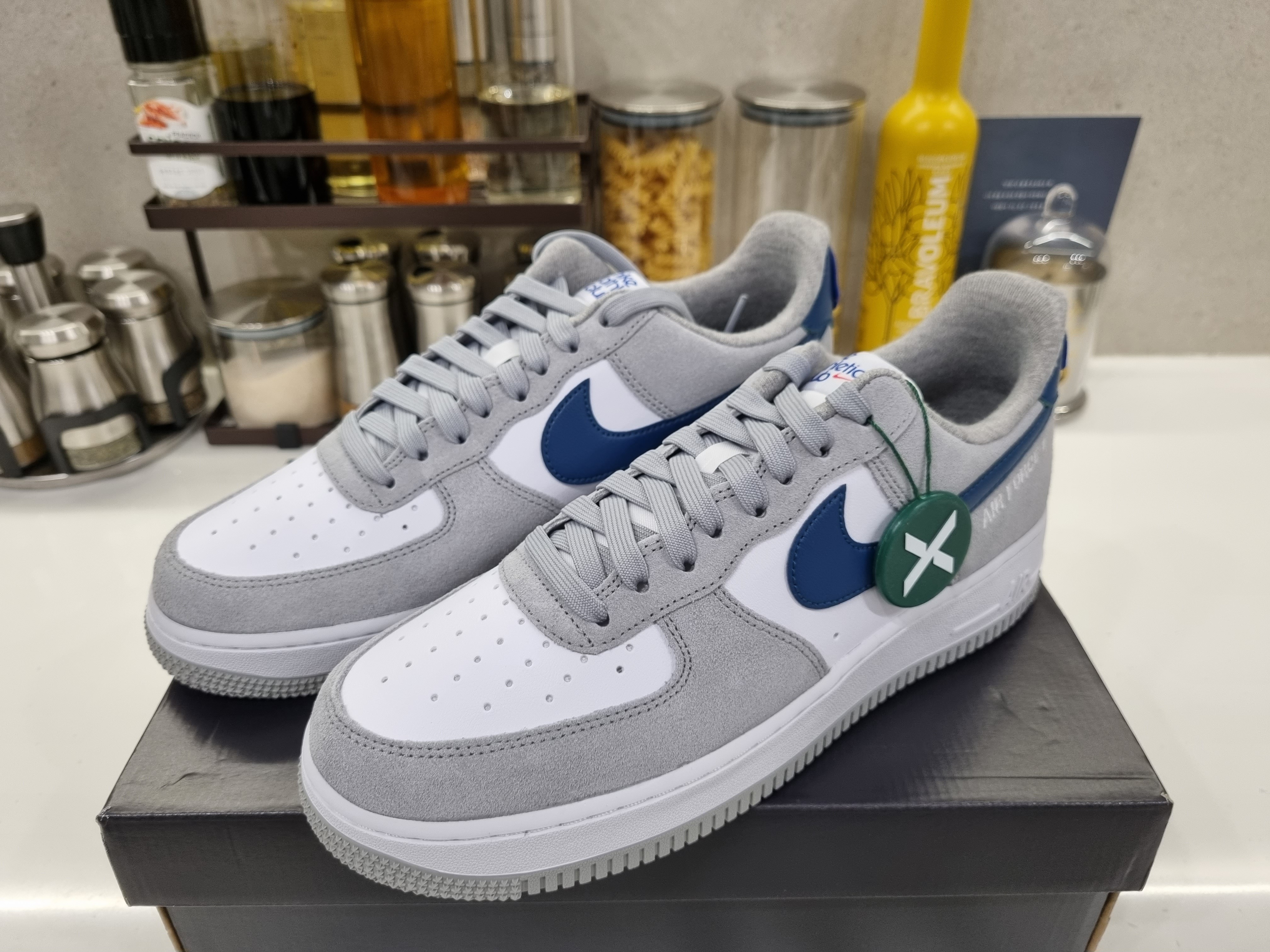 Nike Air Force 1 '07 LV8 Athletic Club Light Smoke Grey Marina 착용 스타일 - 1