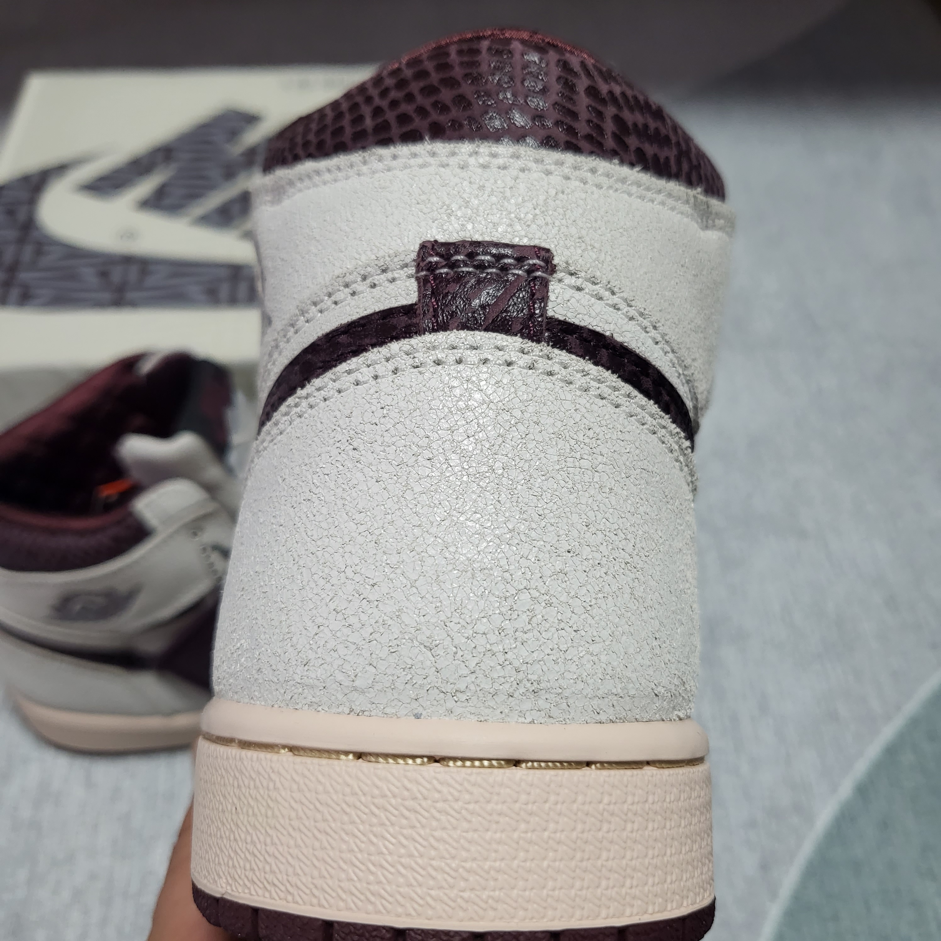 Jordan 1 x A Ma Maniere Retro High OG SP Sail and Burgundy 착용 스타일 - 3