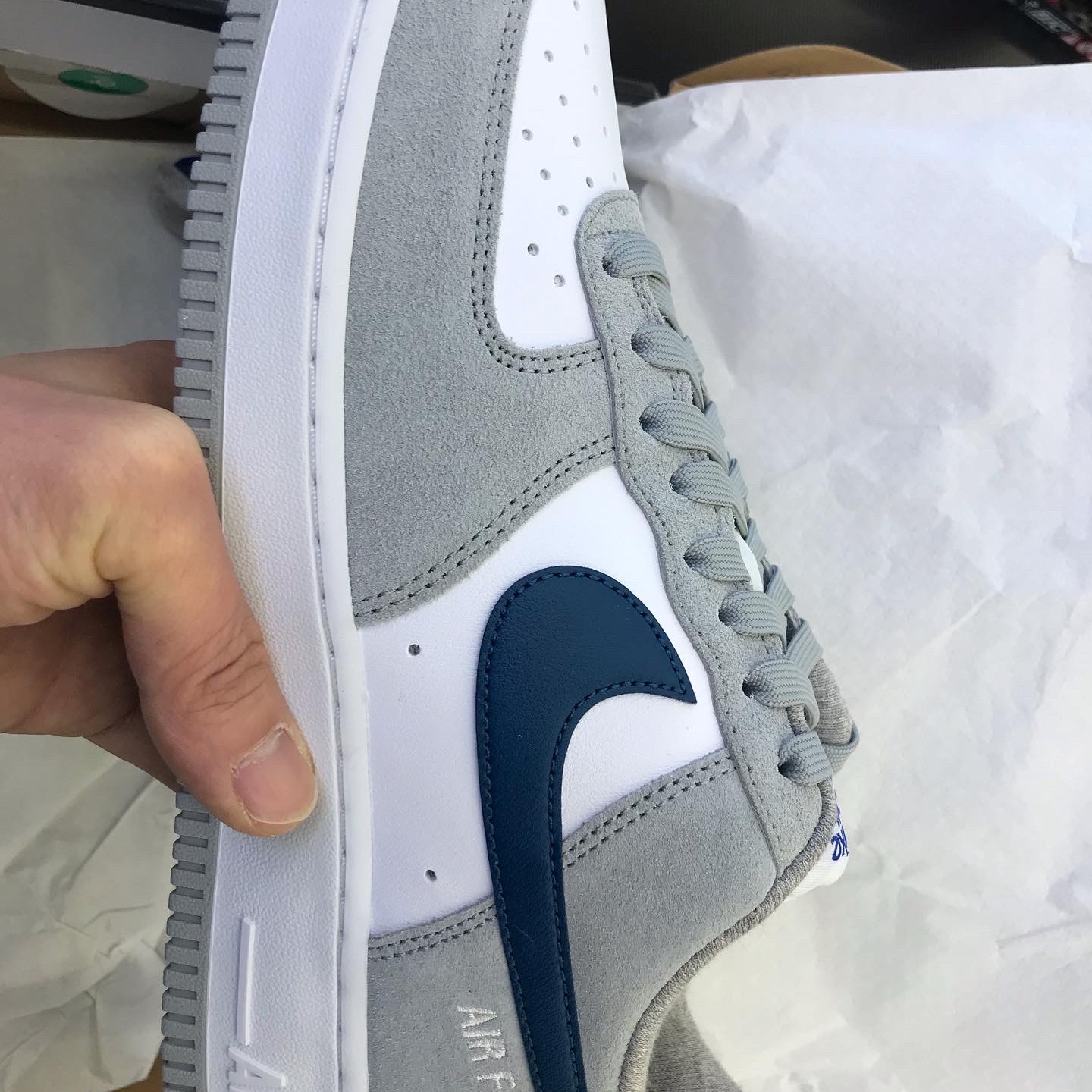 Nike Air Force 1 '07 LV8 Athletic Club Light Smoke Grey Marina 착용 스타일 - 1