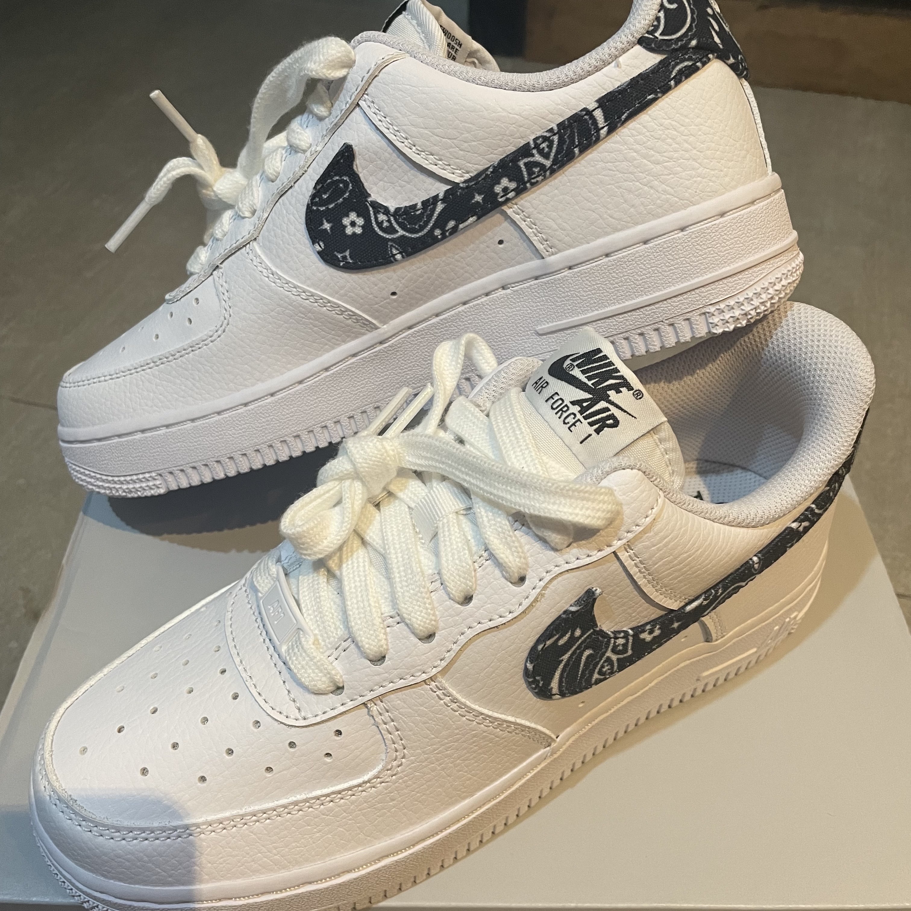 (W) Nike Air Force 1 '07 Essential Paisley Swoosh White Black 착용 스타일