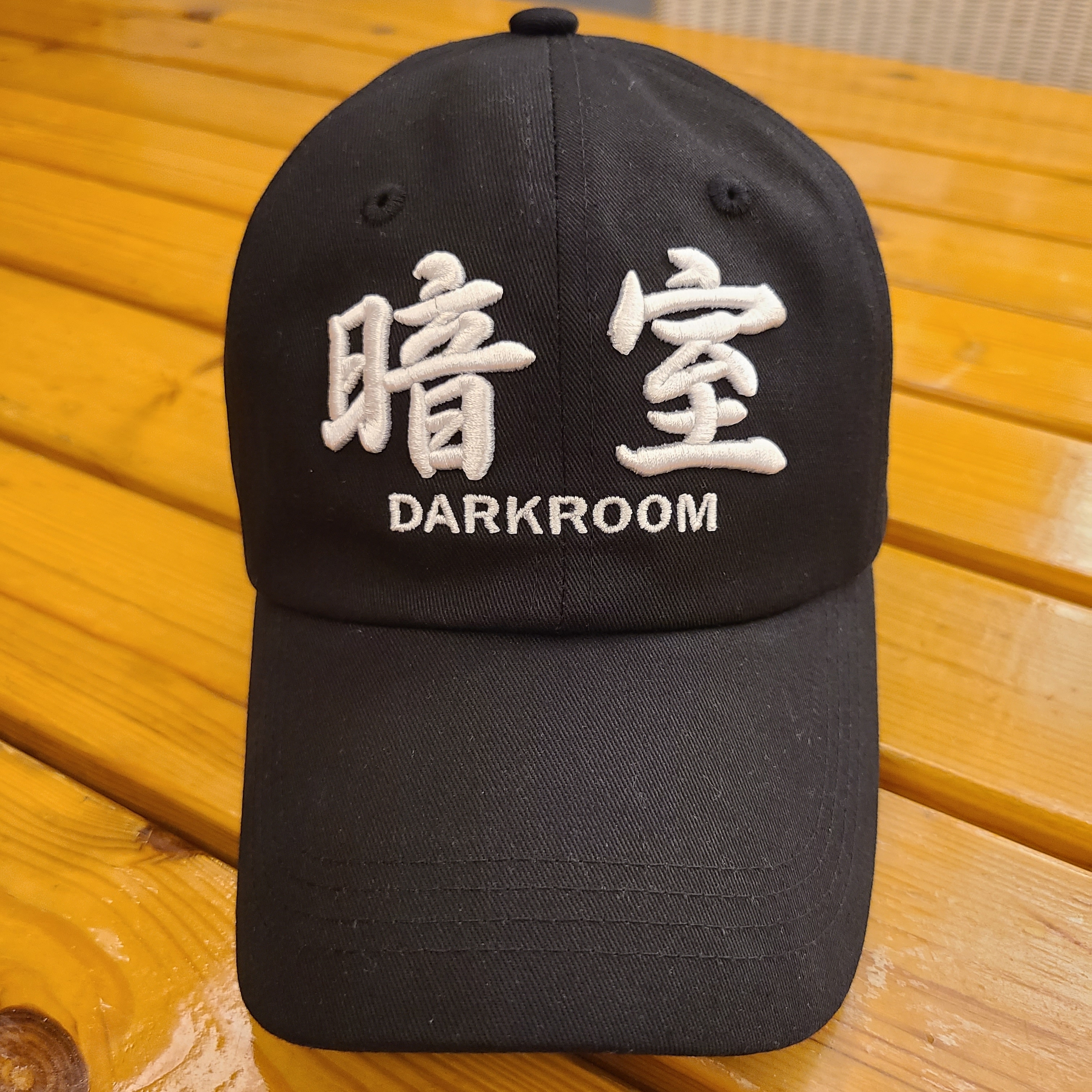 Darkr8m Studio White Logo Cap 착용 스타일