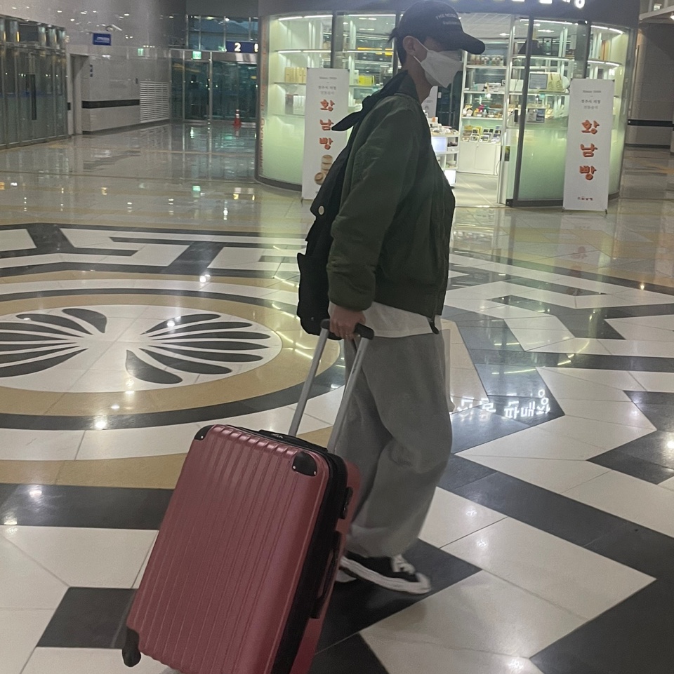 Maison Mihara Yasuhiro Blakey OG Sole Canvas Low-top Sneakers Black, Stussy x Our Legacy Surfman Pig. Dyed T-Shirt Natural - 21FW 착용 스타일 - 2