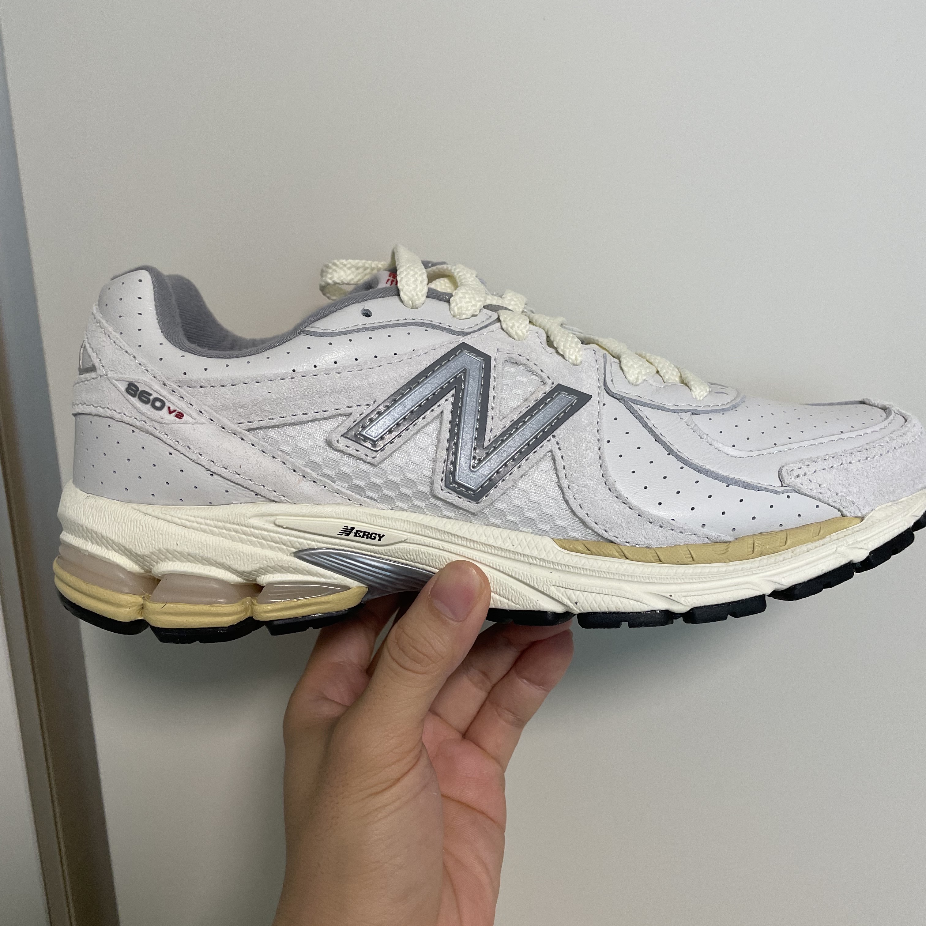 New Balance x Thisisneverthat 860v2 White 착용 스타일