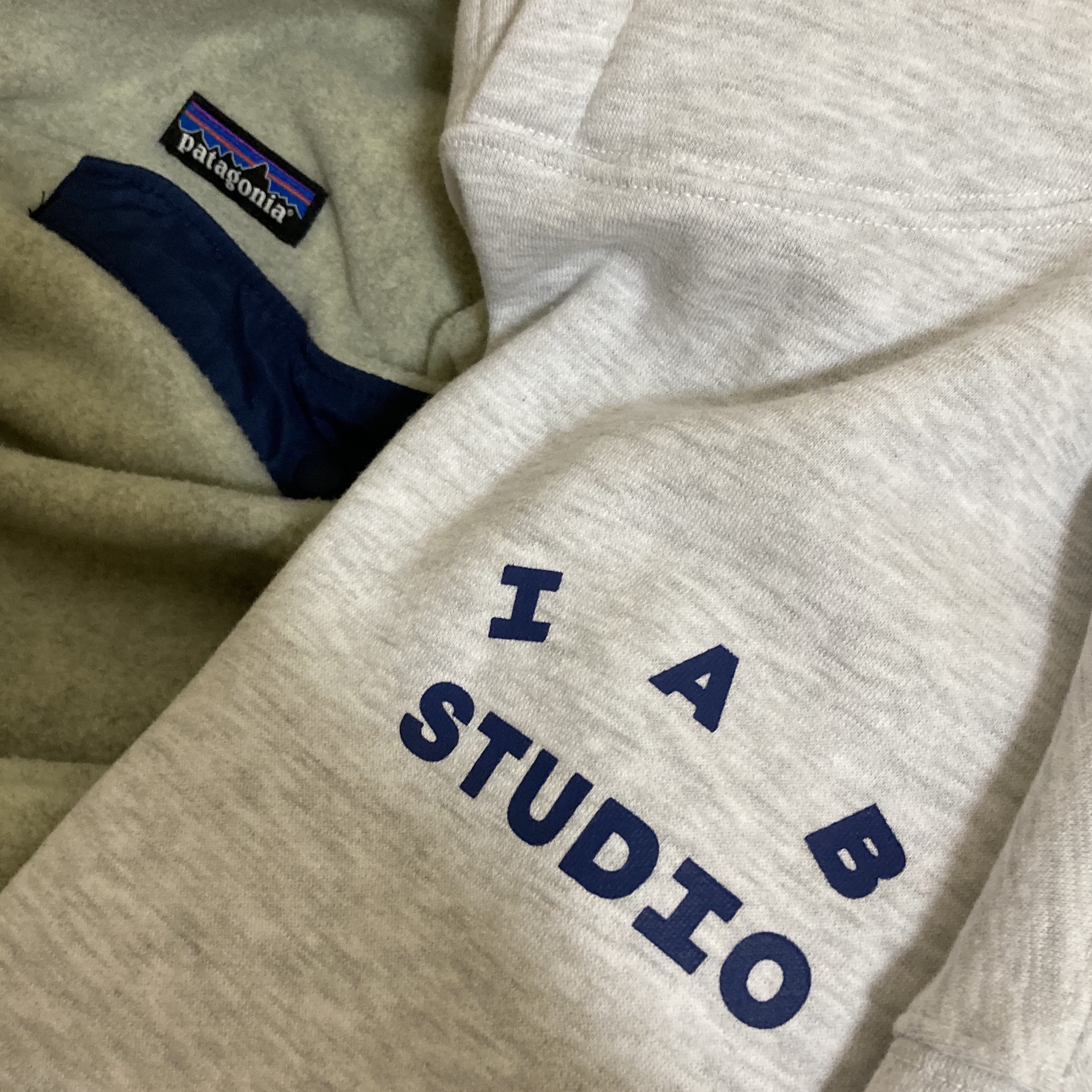IAB Studio Hoodie Light Gray 착용 스타일 - 1
