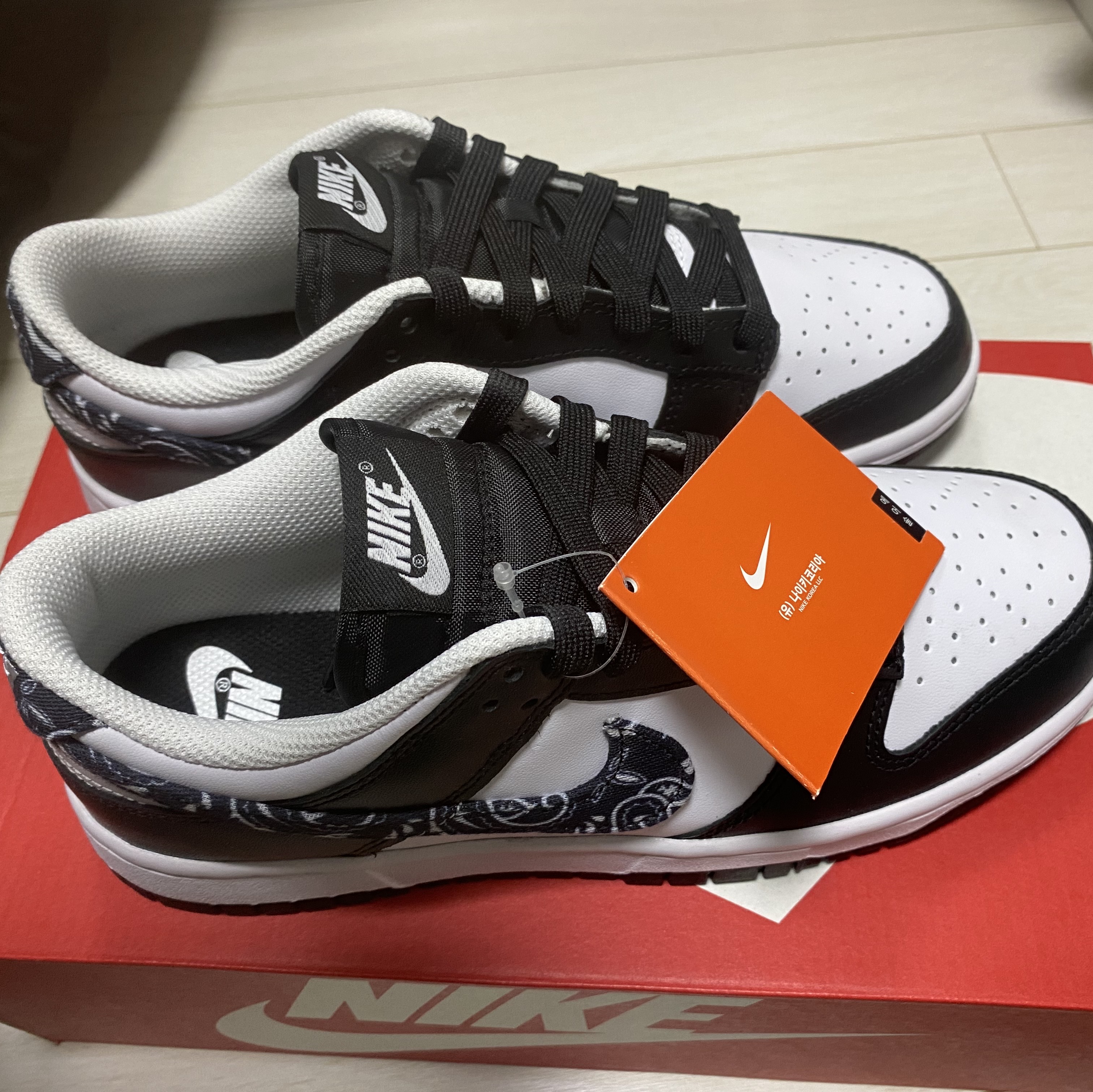 (W) Nike Dunk Low Essential Black Paisley 착용 스타일
