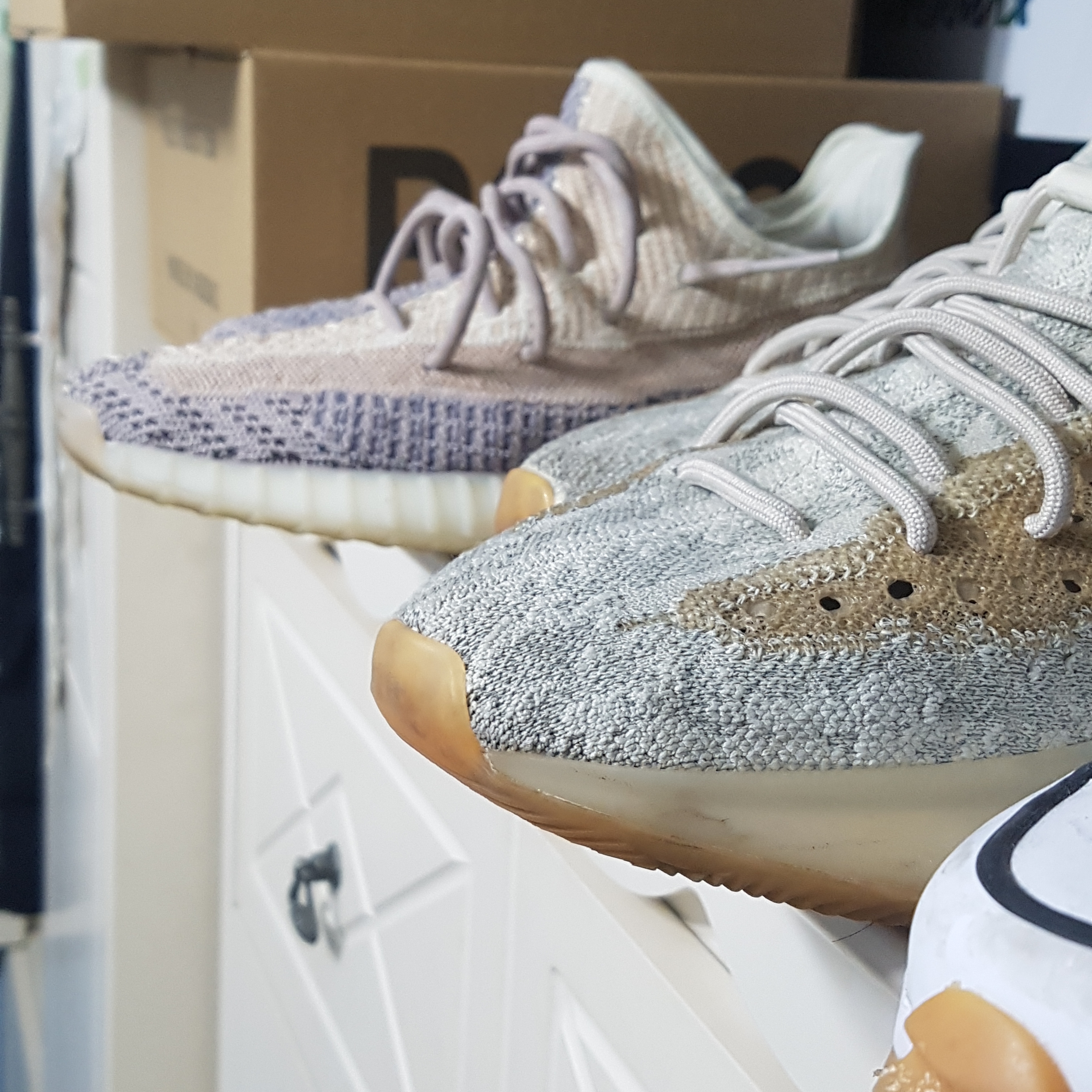 Adidas Yeezy Boost 350 V2 Ash Pearl, Adidas Yeezy Boost 380 Yecoraite - Reflective 착용 스타일