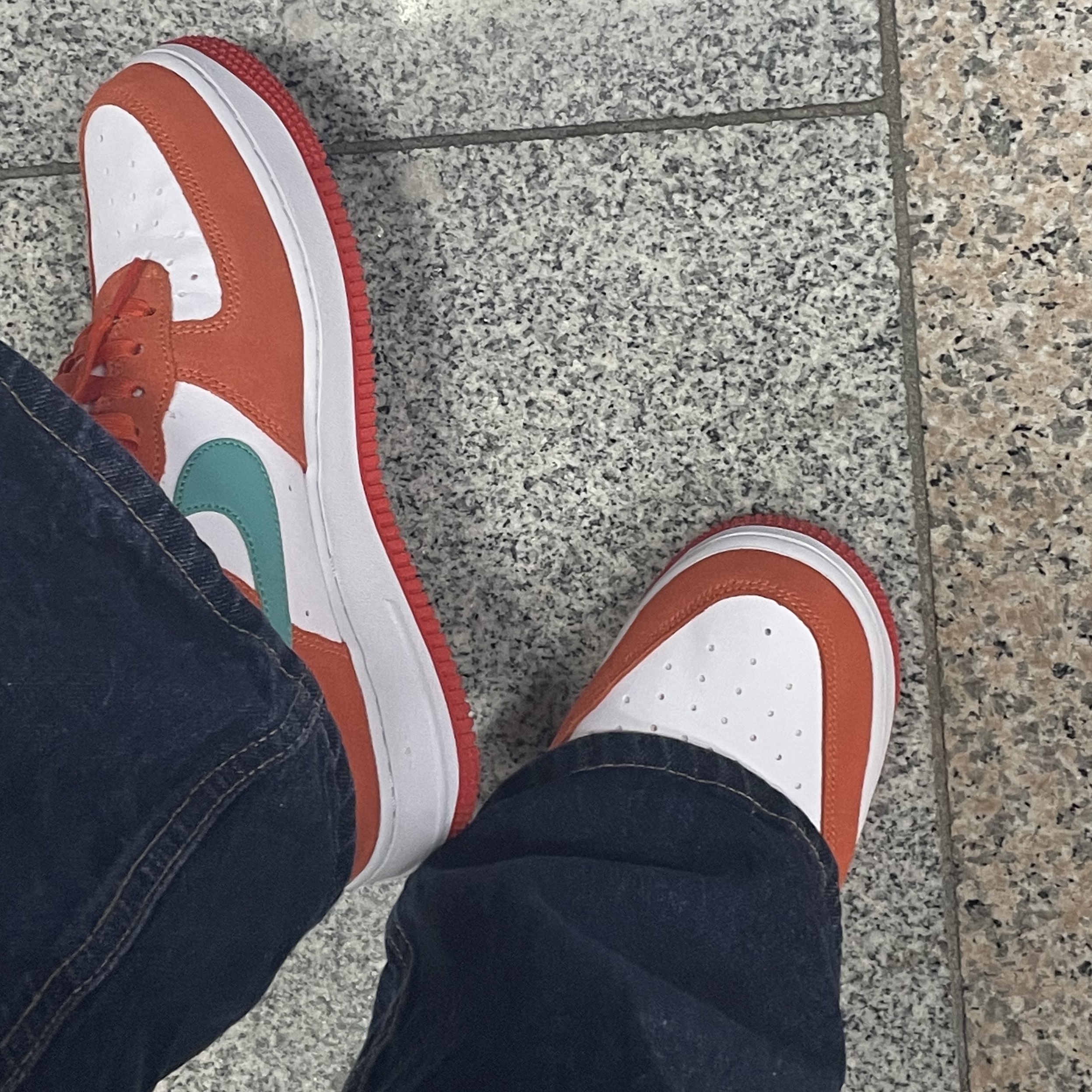 Nike Air Force 1 '07 LV8 Athletic Club Rush Orange Washed Teal 착용 스타일