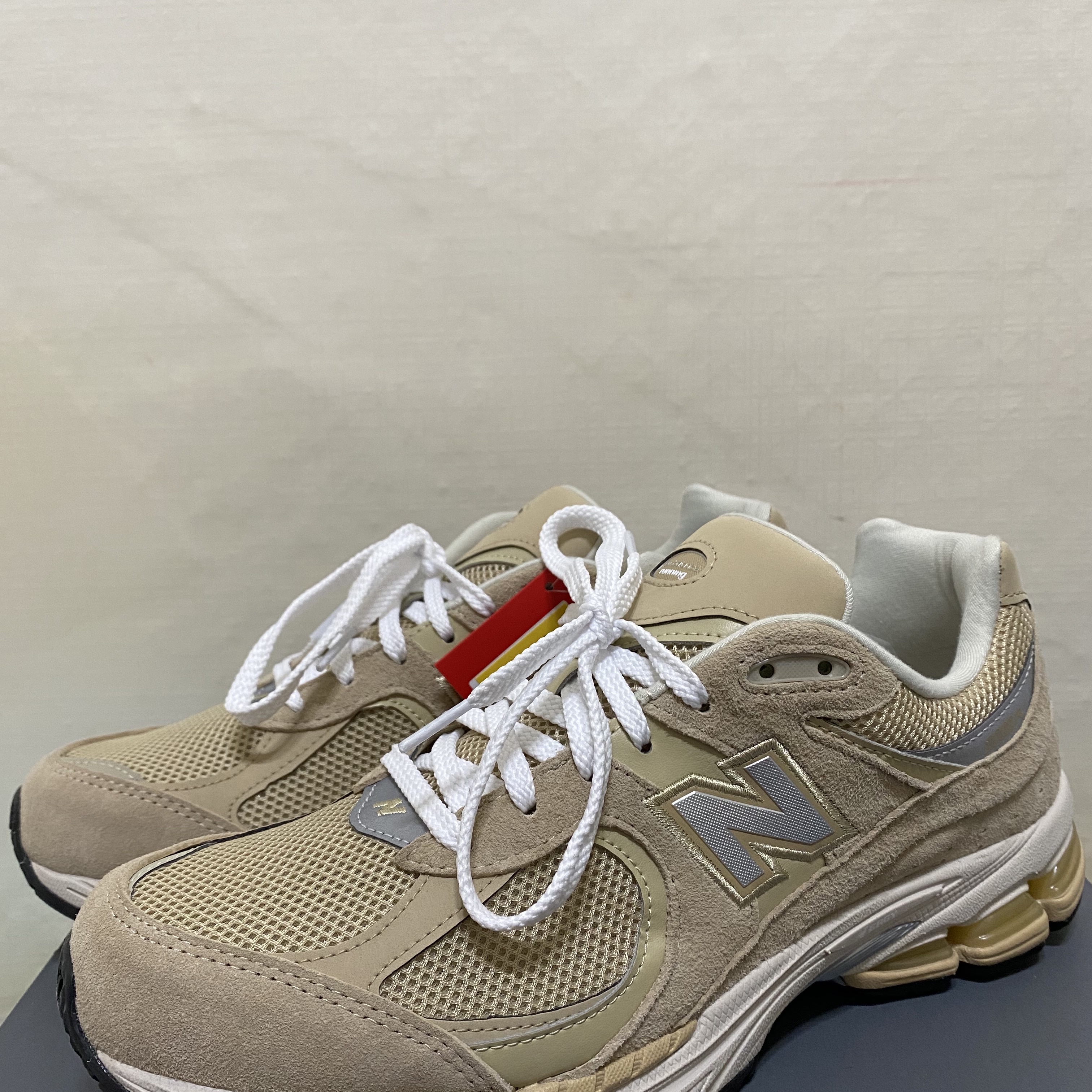 New Balance 2002R T2 Beige 착용 스타일 - 2