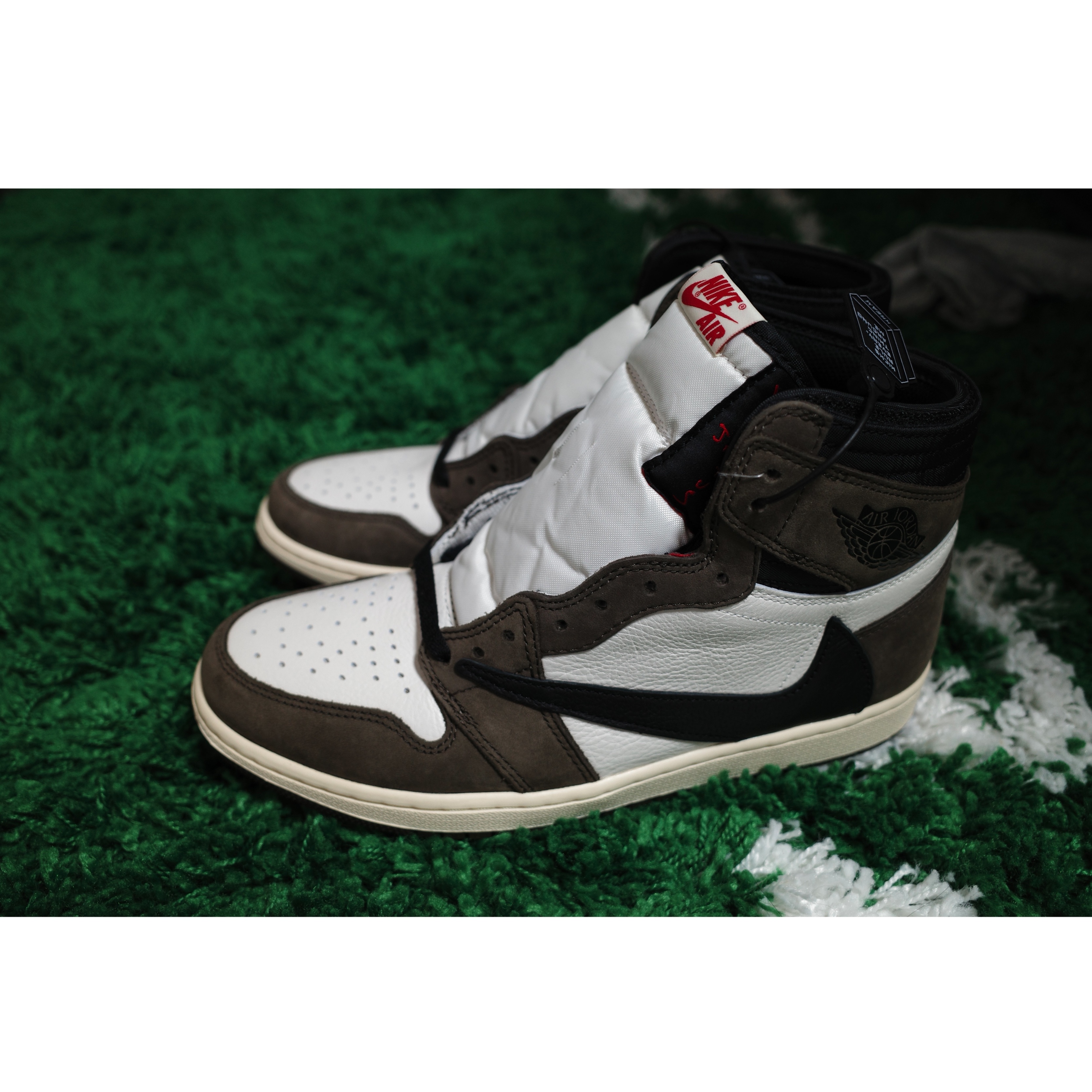 Jordan 1 x Travis Scott Retro High OG SP Mocha 착용 스타일 - 1