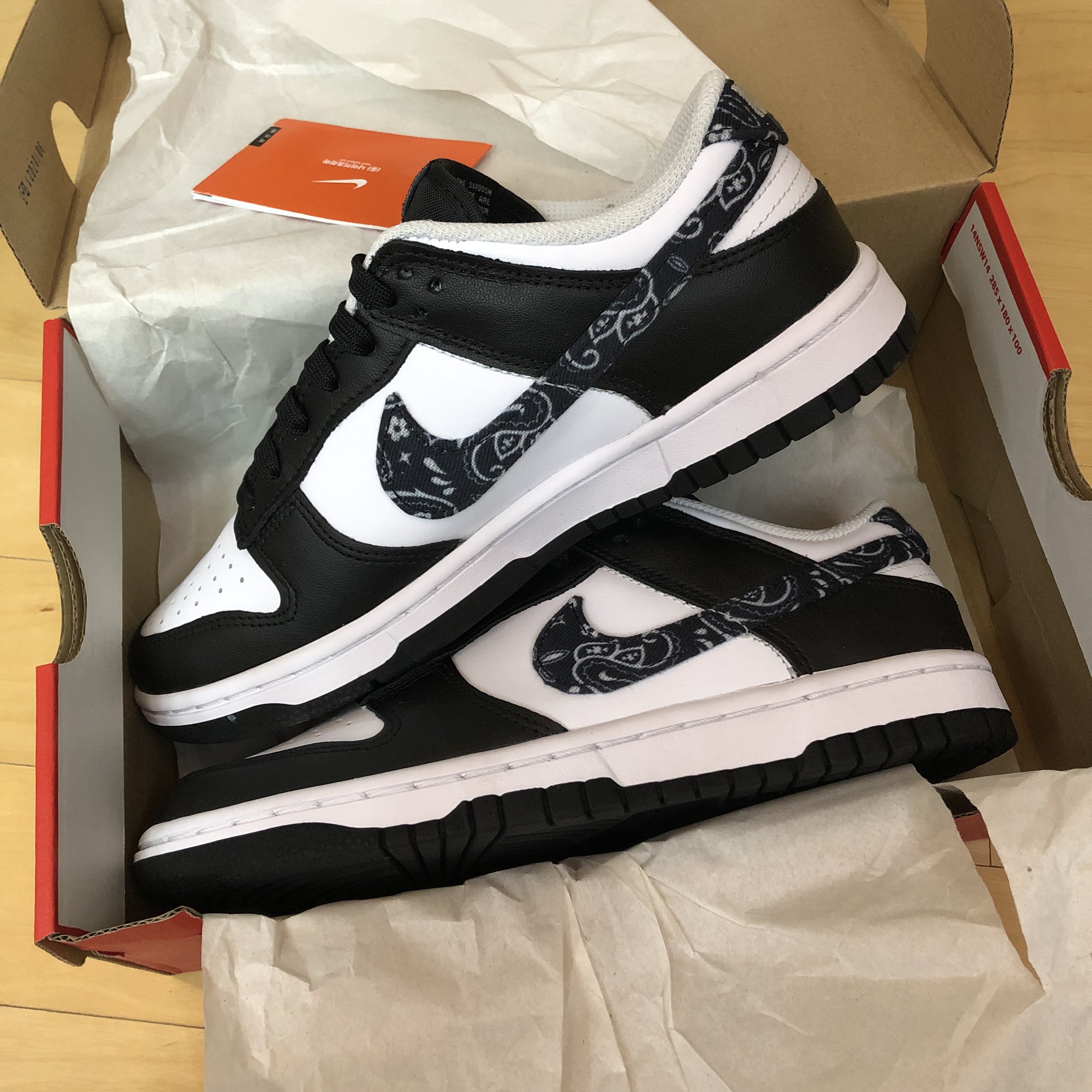 (W) Nike Dunk Low Essential Black Paisley 착용 스타일 - 1