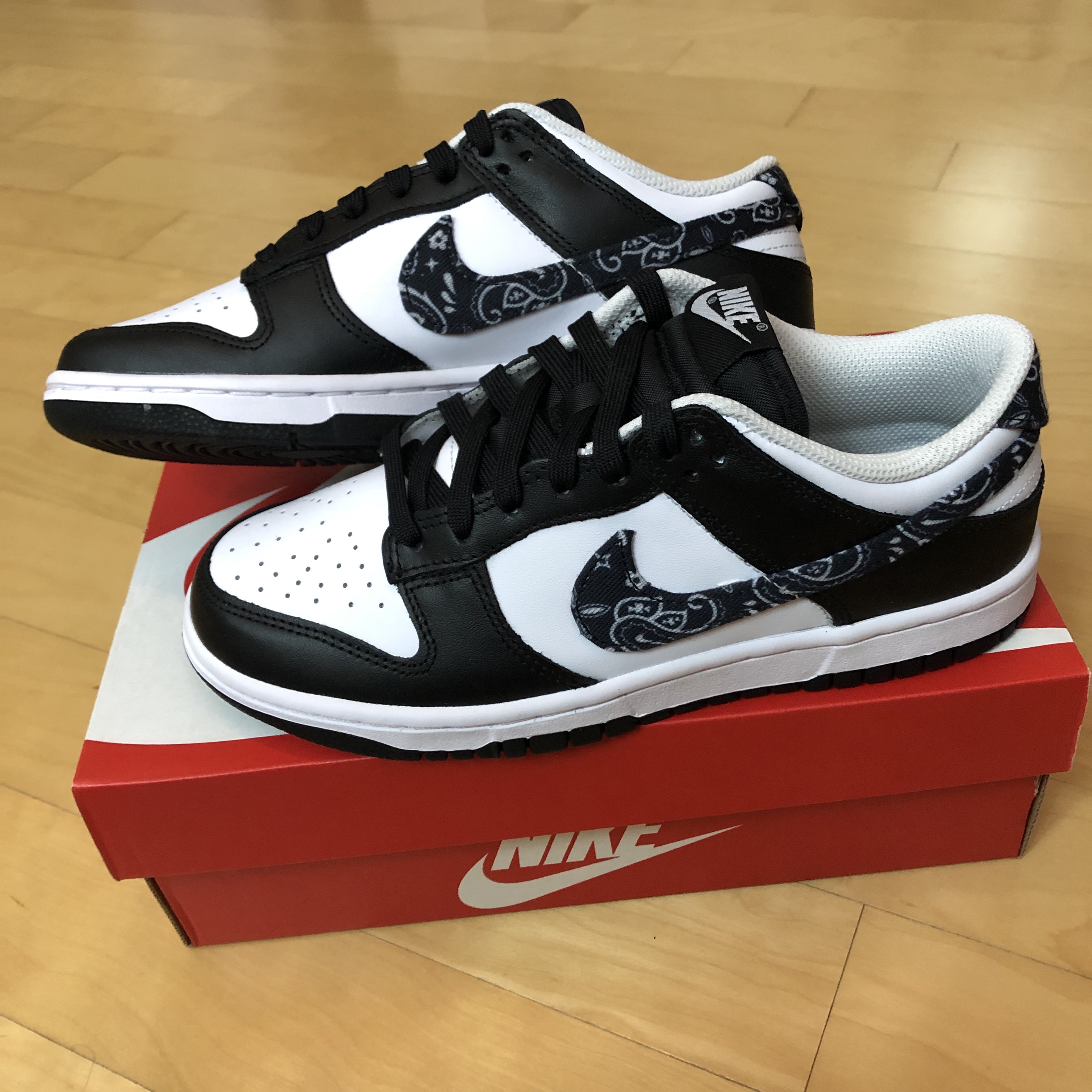 (W) Nike Dunk Low Essential Black Paisley 착용 스타일 - 4