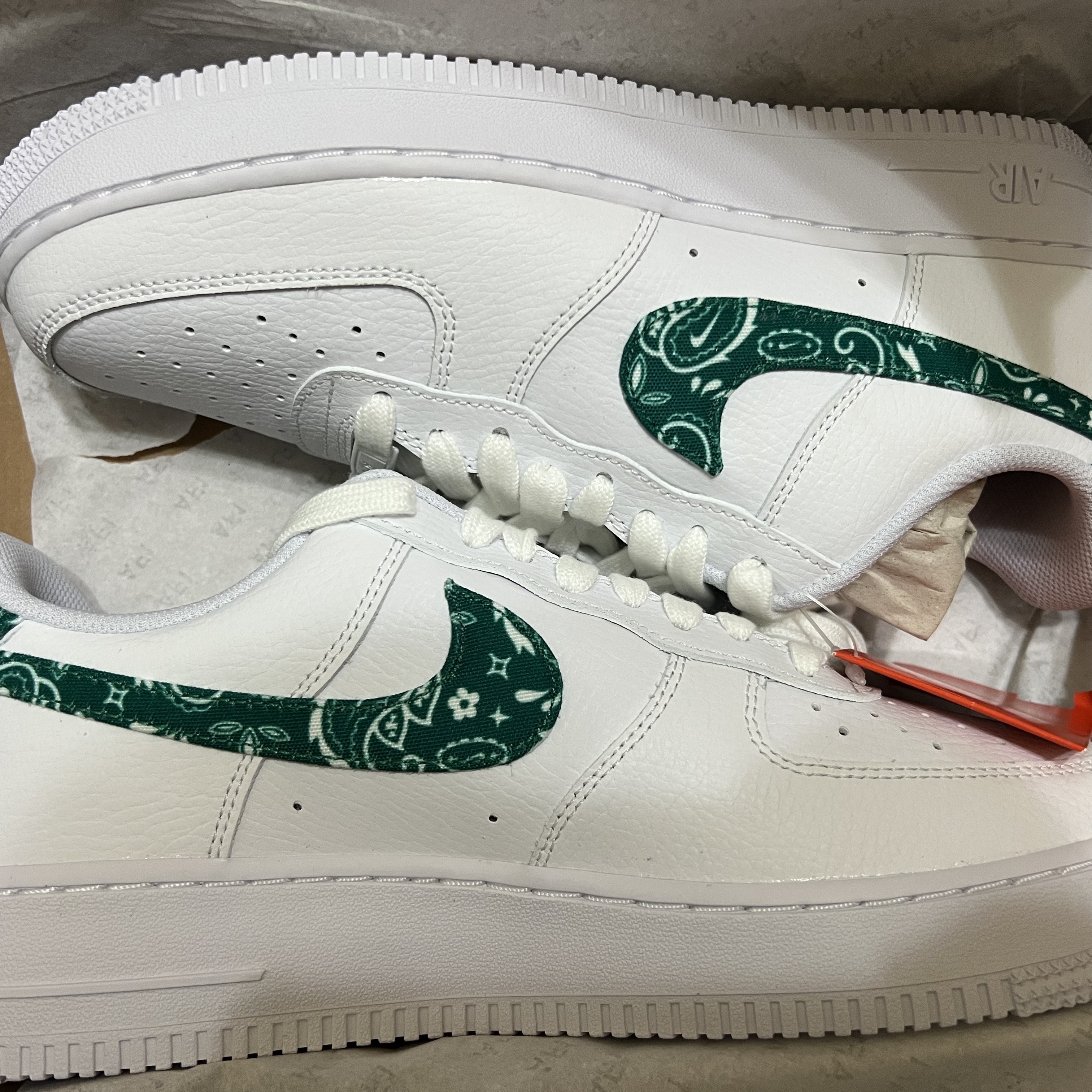 (W) Nike Air Force 1 '07 Essential Paisley Swoosh White Malachite 착용 스타일 - 1