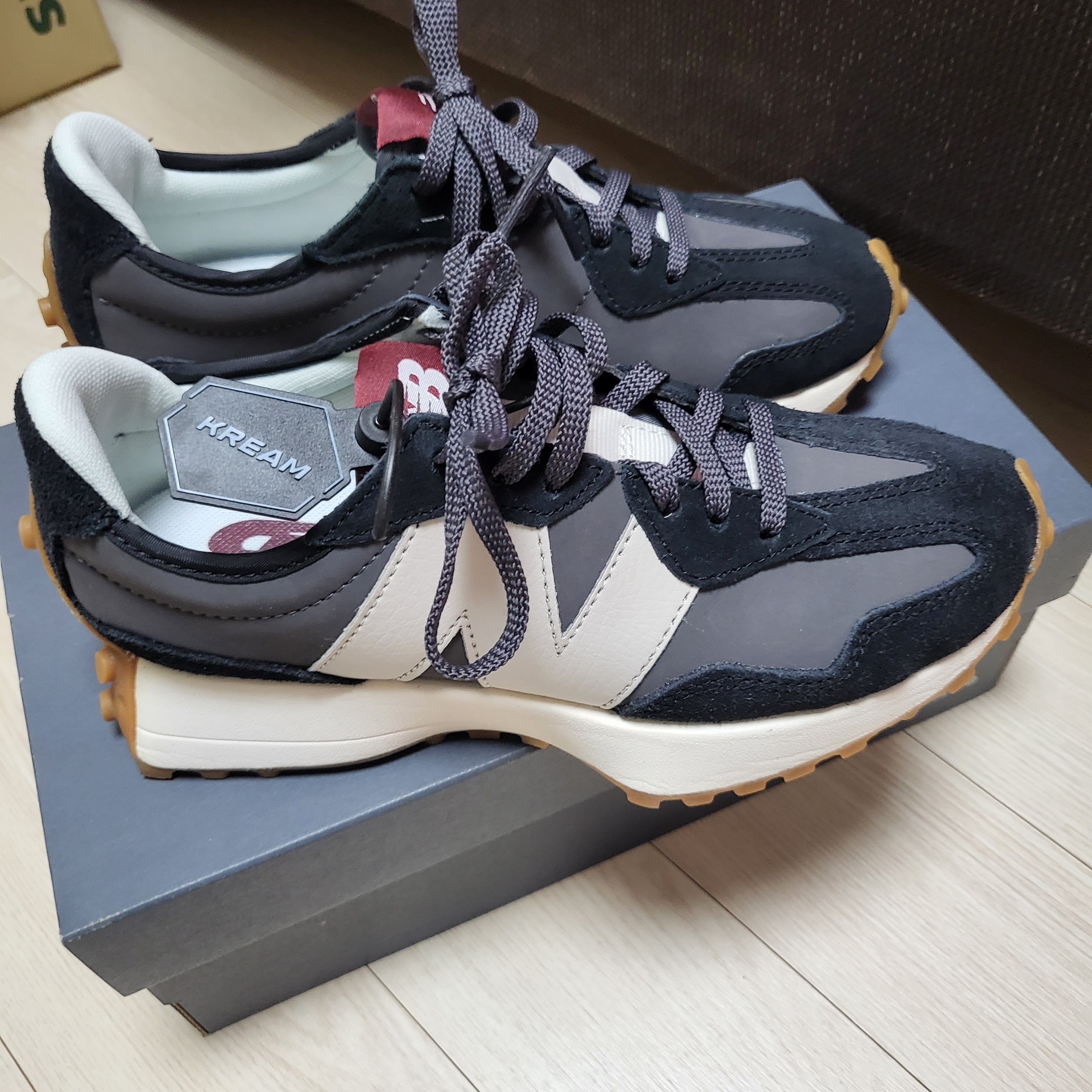 (W) New Balance 327 Black Moonbeam 착용 스타일
