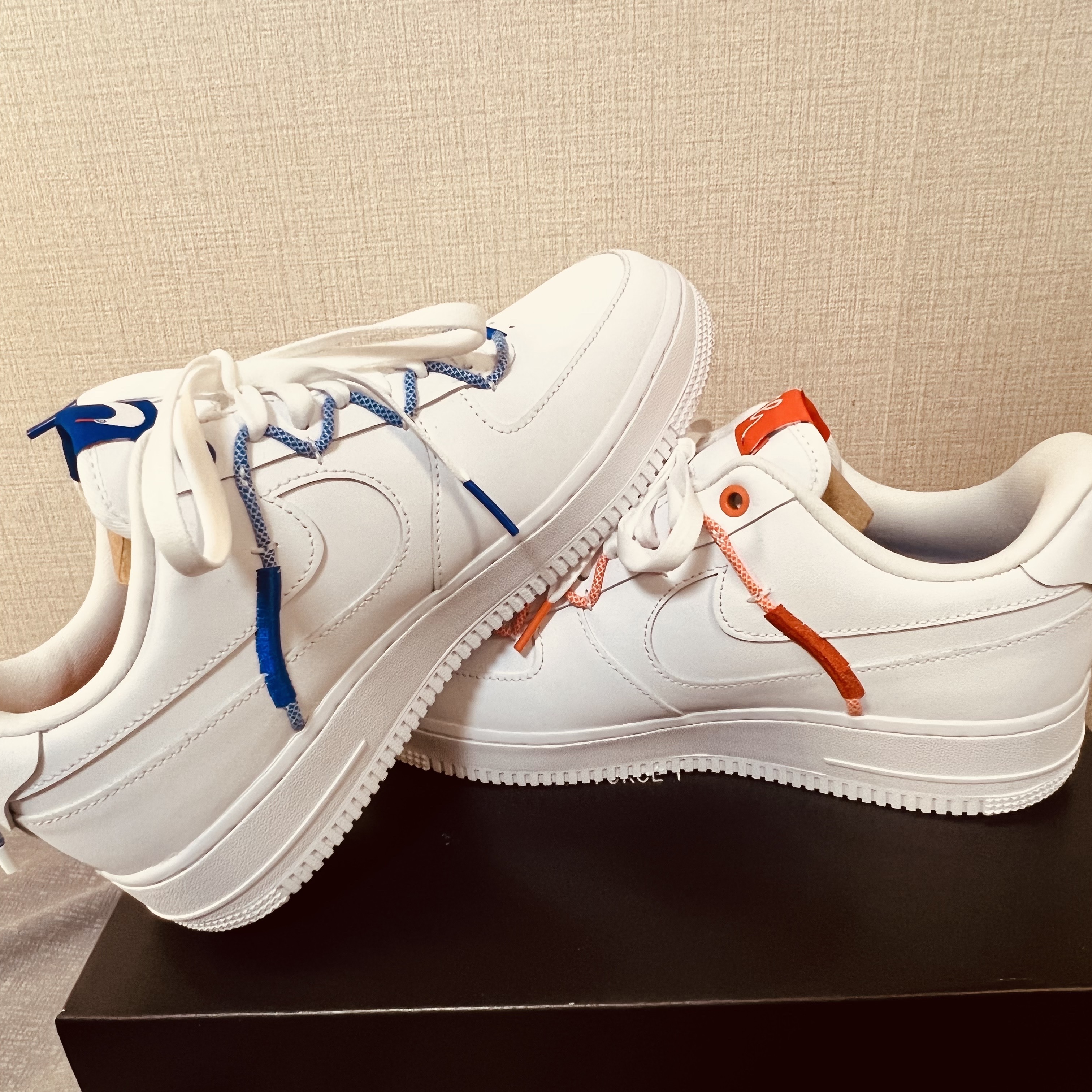 (W) Nike Air Force 1 '07 LX White Safety Orange 착용 스타일 - 2