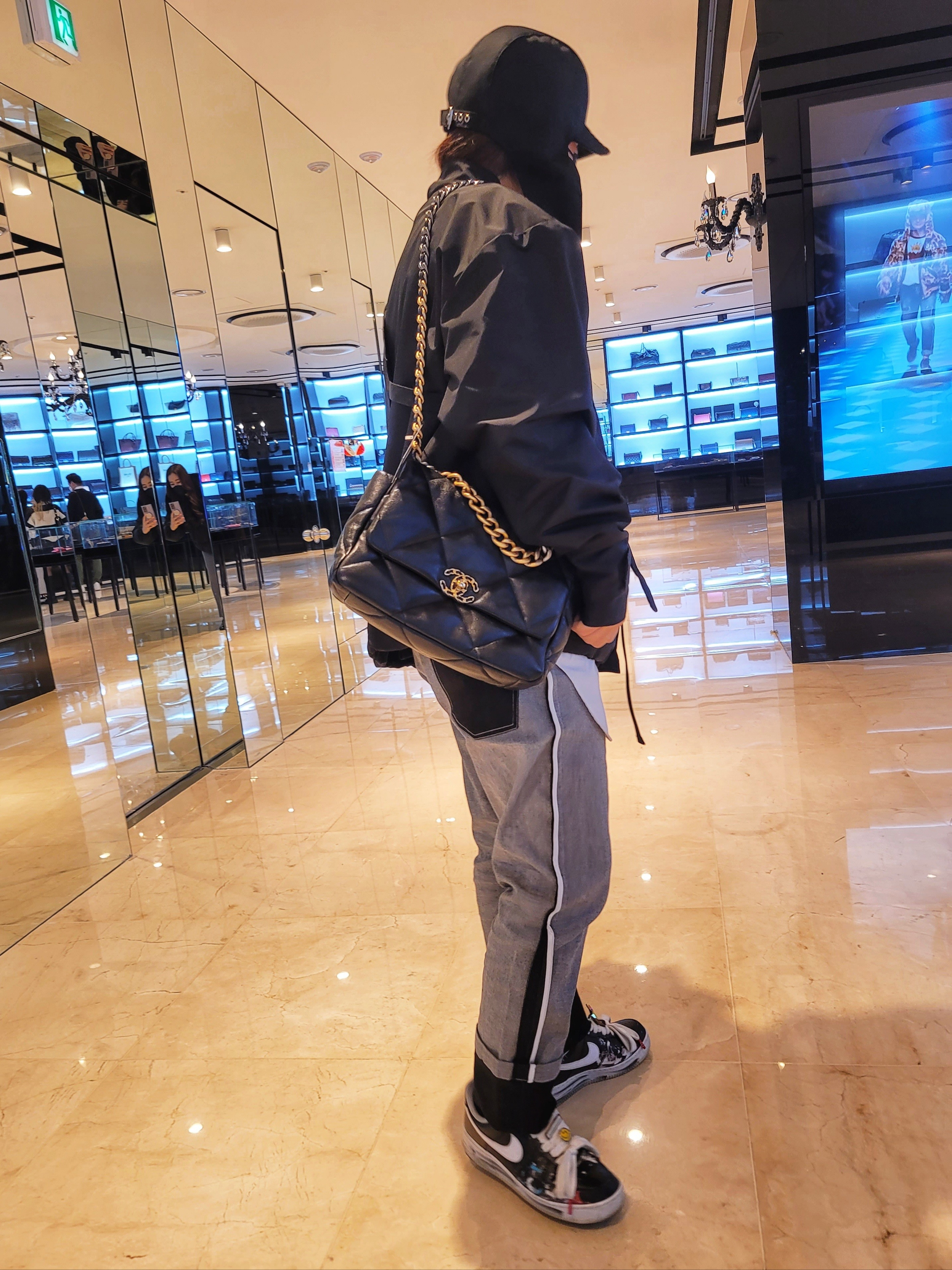 Chanel Large 19 Handbag Lambskin & Gold Black, Nike x Peaceminusone Air Force 1 Low Para-Noise 착용 스타일 - 1