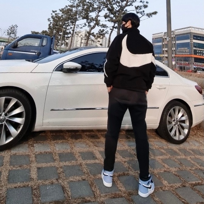 Jordan 1 Retro High OG University Blue, Nike Big Swoosh Full Zip Jacket Black Sail 착용 스타일