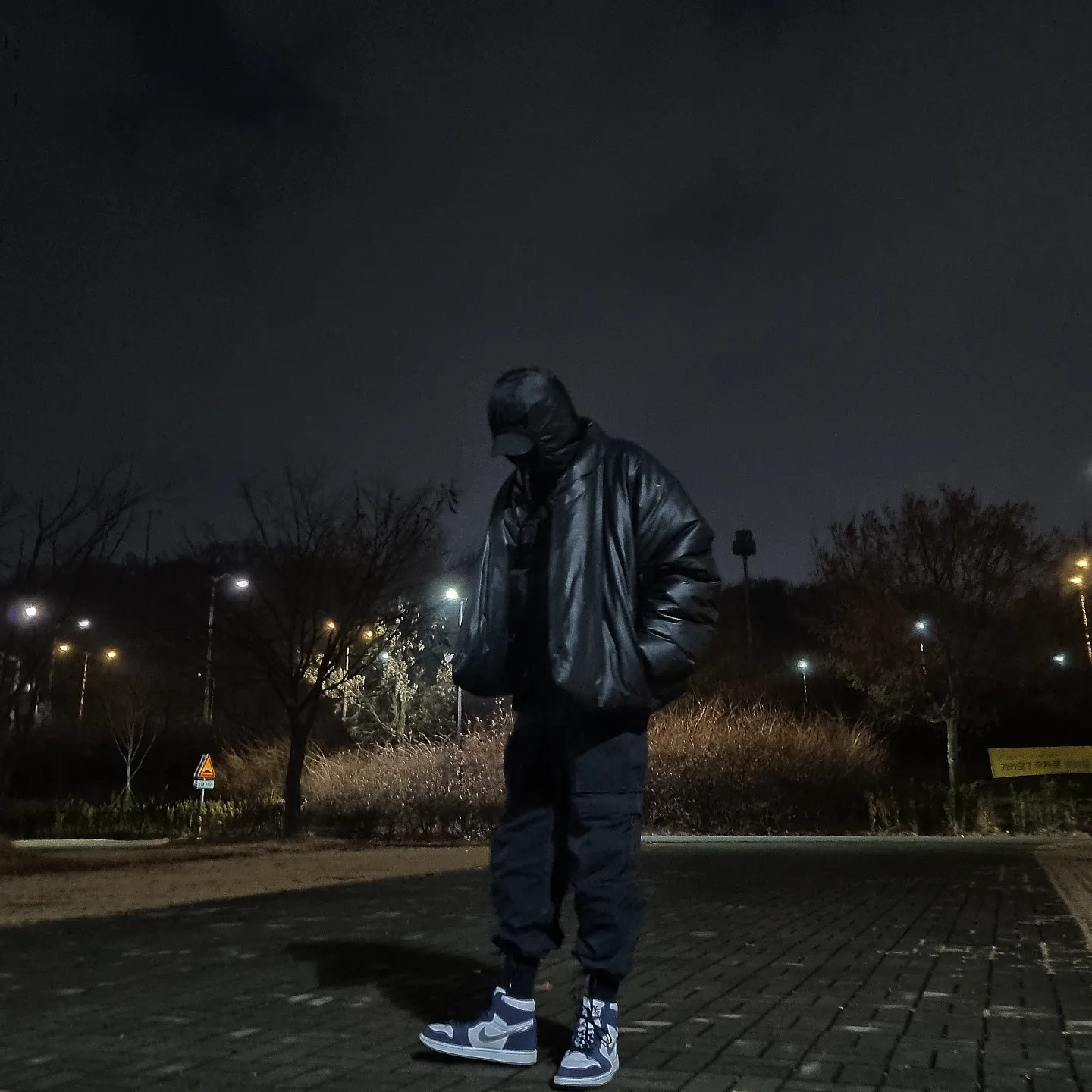 Nike ACG Smith Summit Cargo Pants Black Summit White - Asia, Nike ACG Cinder Cone Windproof Jacket Black - Asia 착용 스타일 - 2