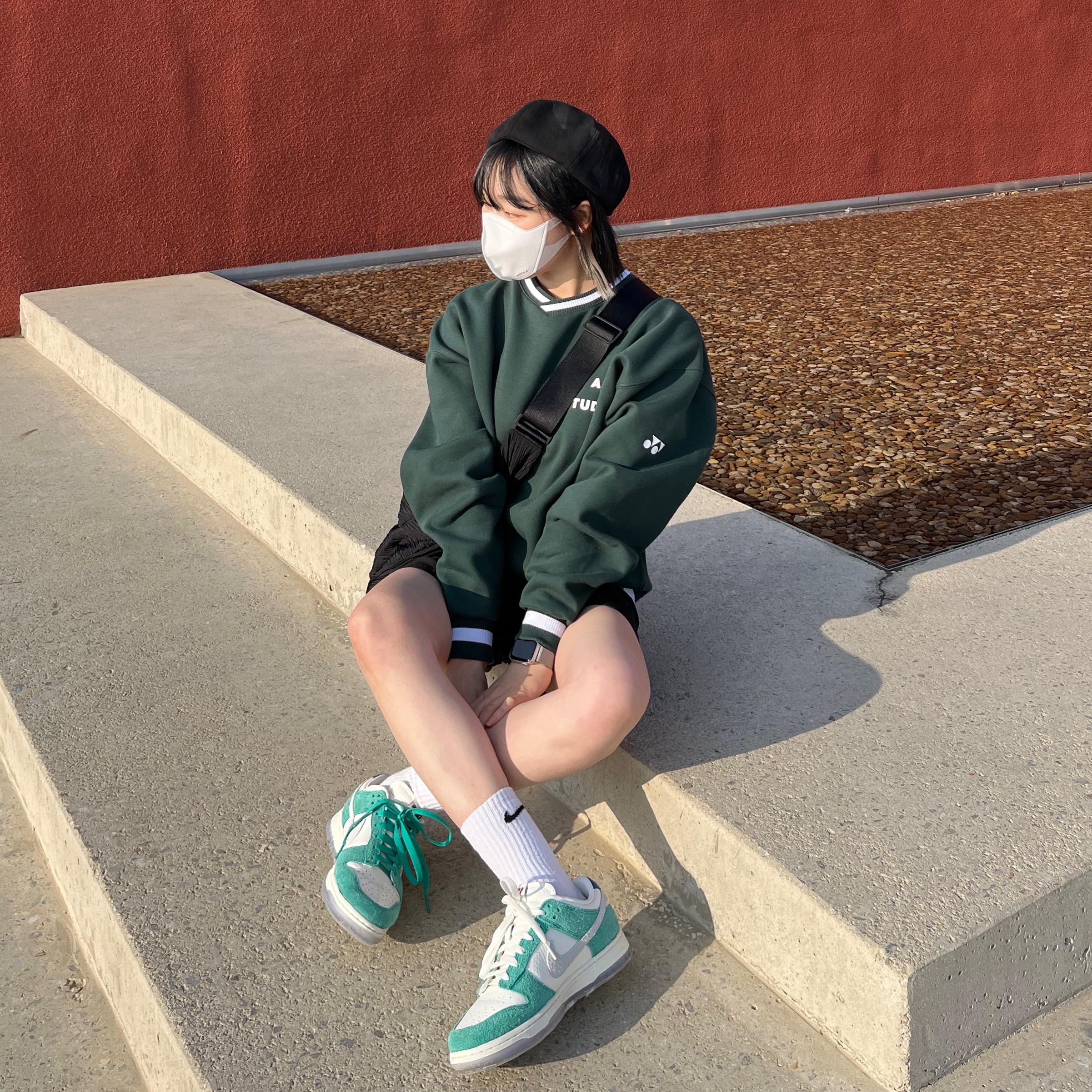 Nike x Kasina Dunk Low Road Sign - Kasina Exclusive, IAB Studio x Yonex Sweatshirt Green 착용 스타일 - 1