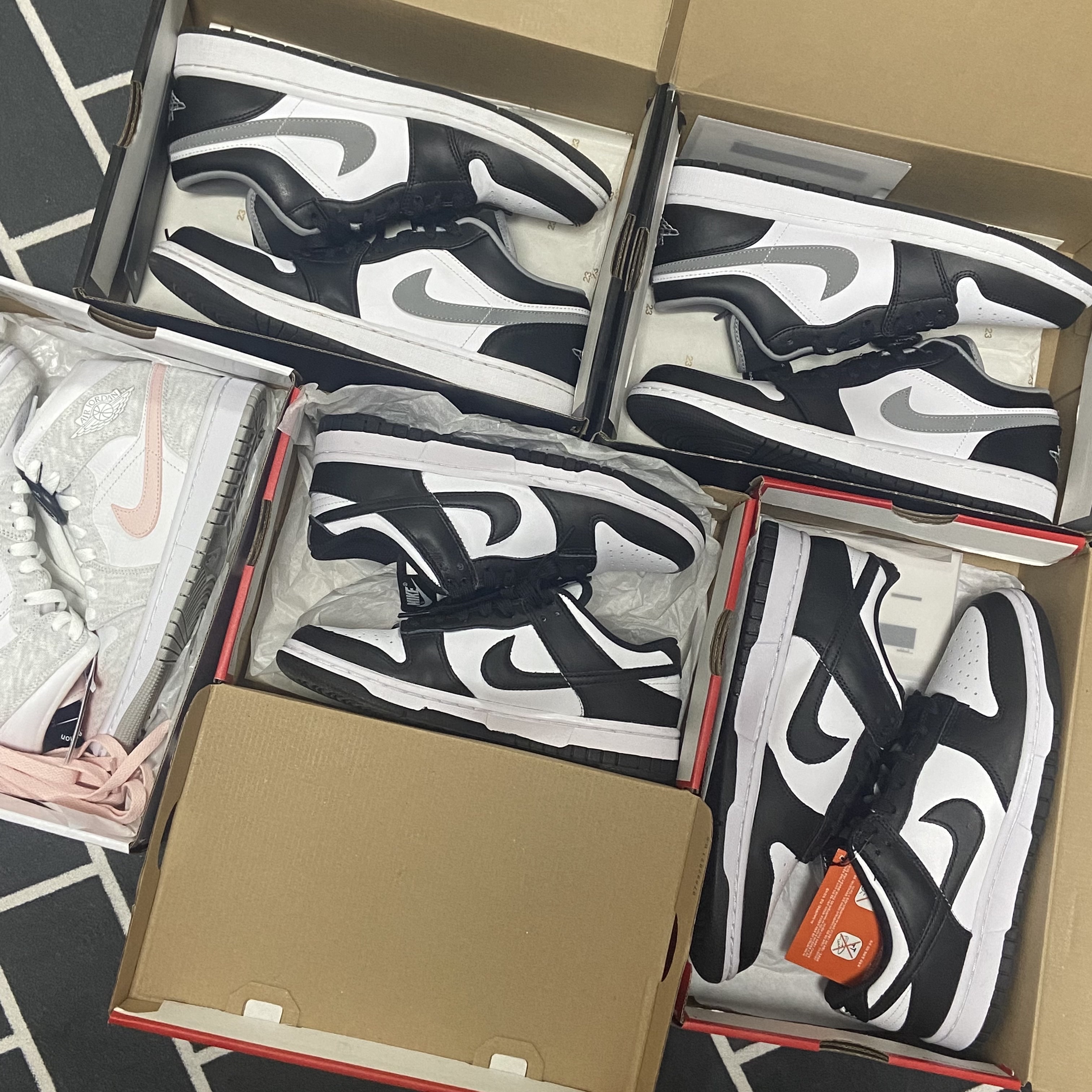 (W) Jordan 1 Mid SE Light Iron Ore, Nike Dunk Low Retro Black 착용 스타일