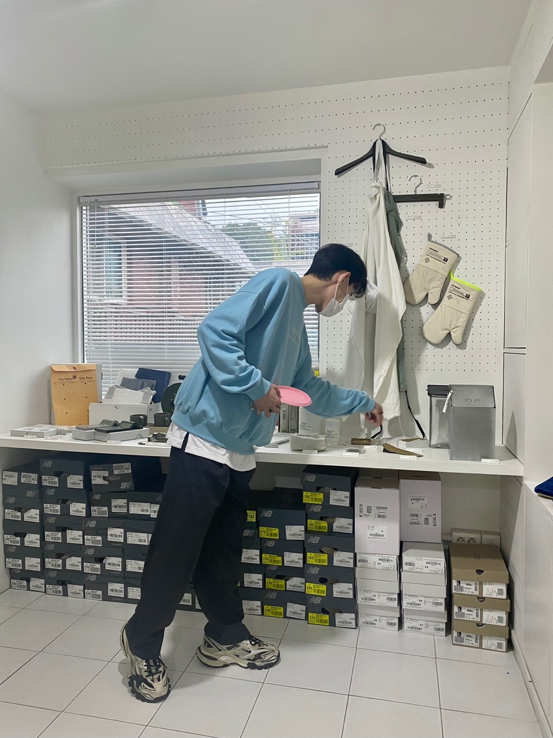 Balenciaga Track.2 Sneakers Beige Black 착용 스타일