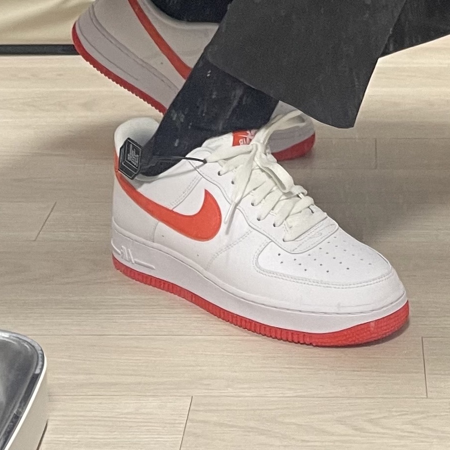 Nike Air Force 1 '07 Low White Team Orange 착용 스타일 - 2