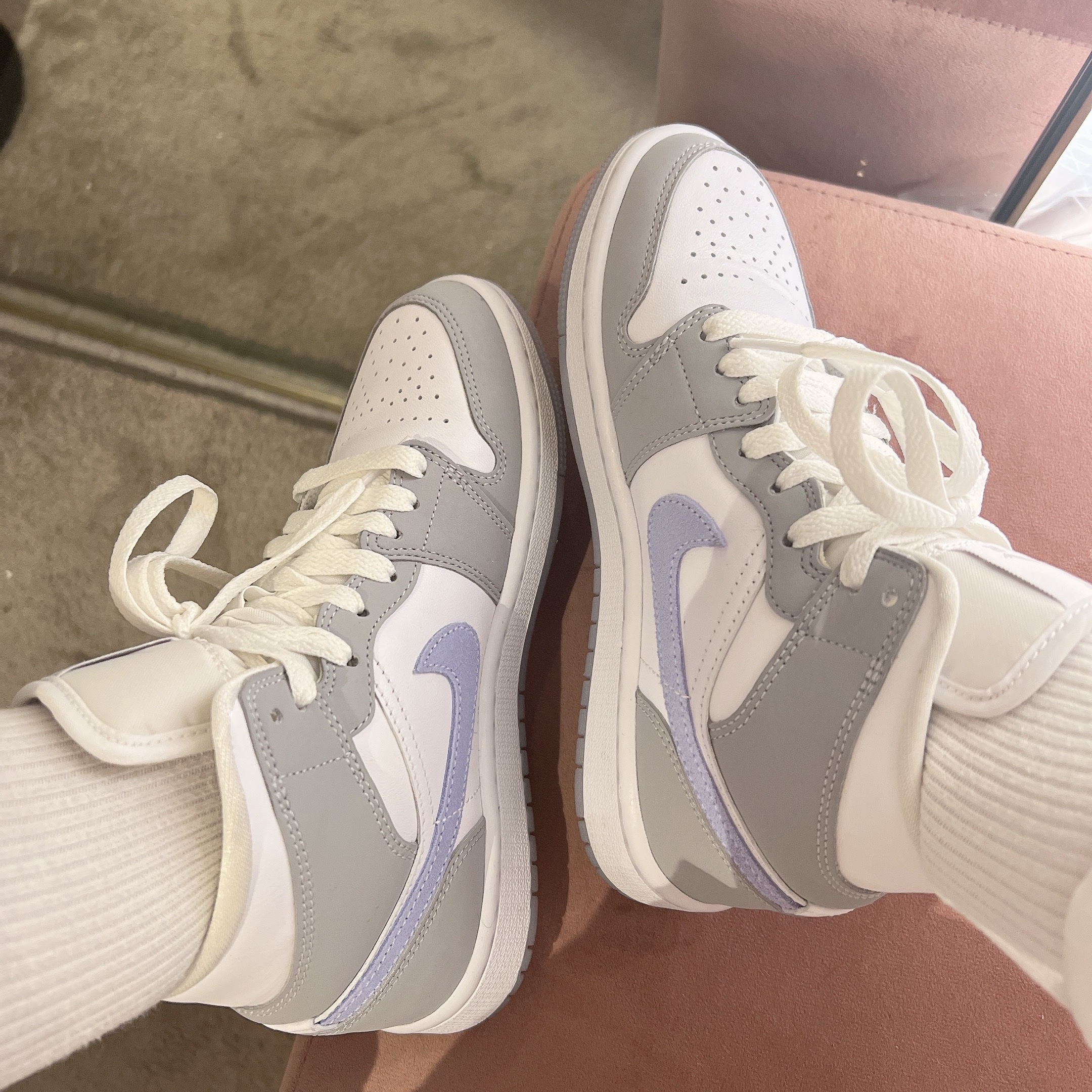 (W) Jordan 1 Mid Wolf Grey, (W) Nike Dunk Low Black 착용 스타일 - 1
