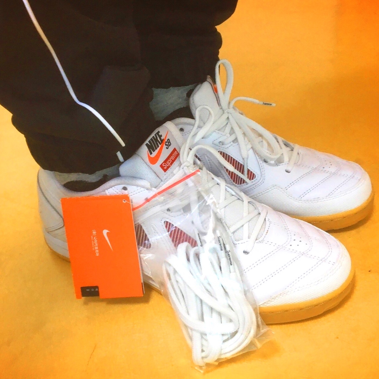 Nike x Supreme SB Gato White 착용 스타일