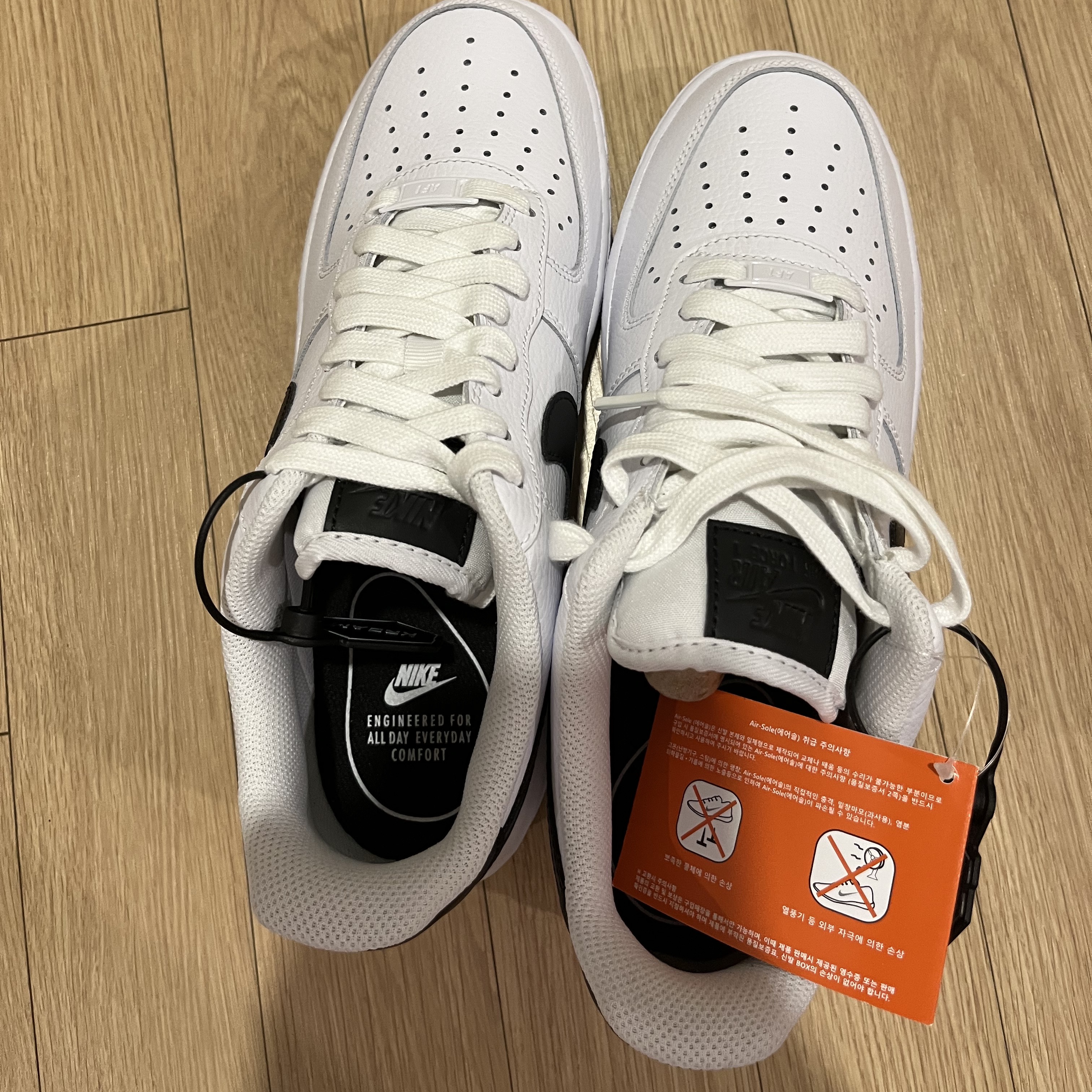 (W) Nike Air Force 1 '07 Low White Black 착용 스타일 - 3