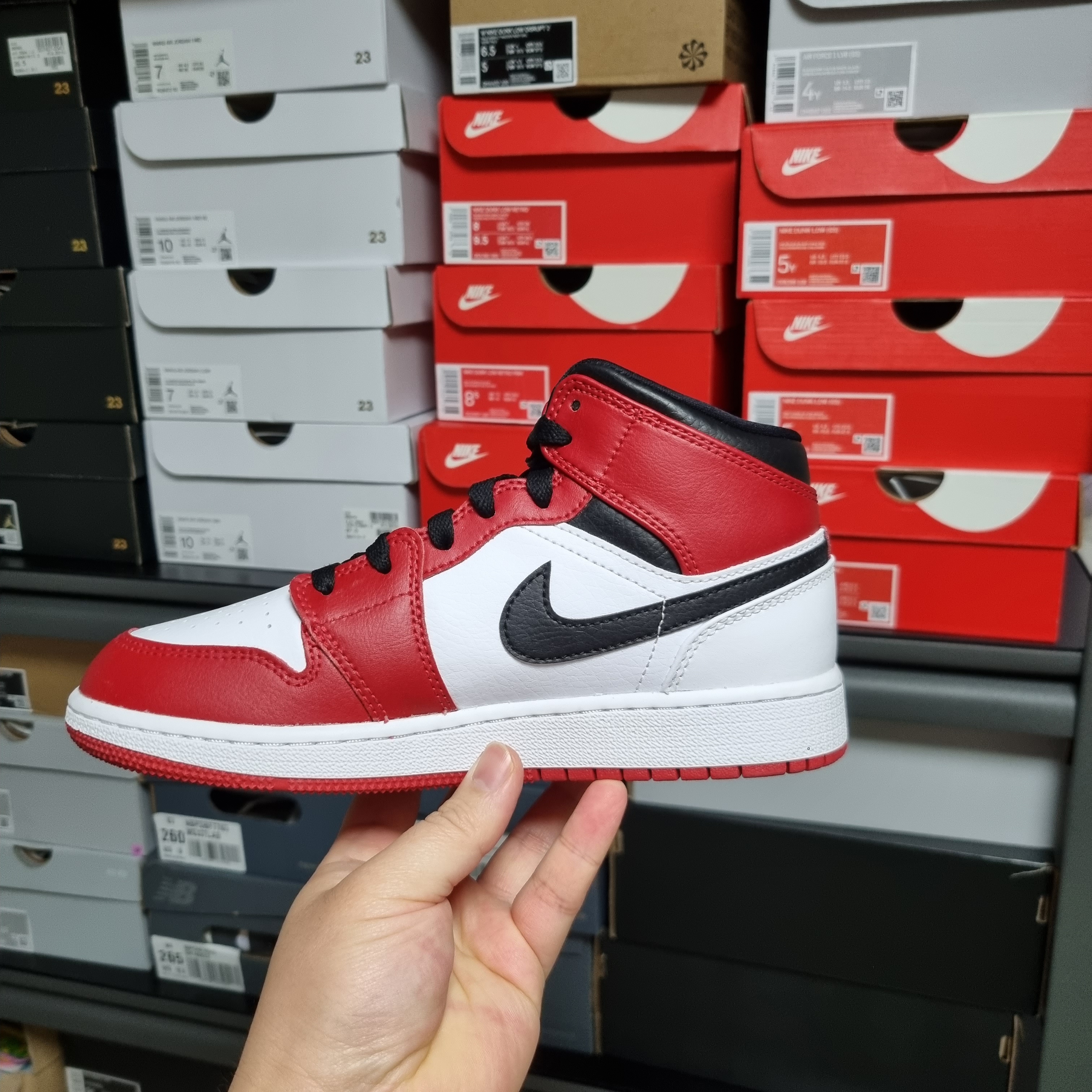 (GS) Jordan 1 Mid White Gym Red Black 착용 스타일 - 3