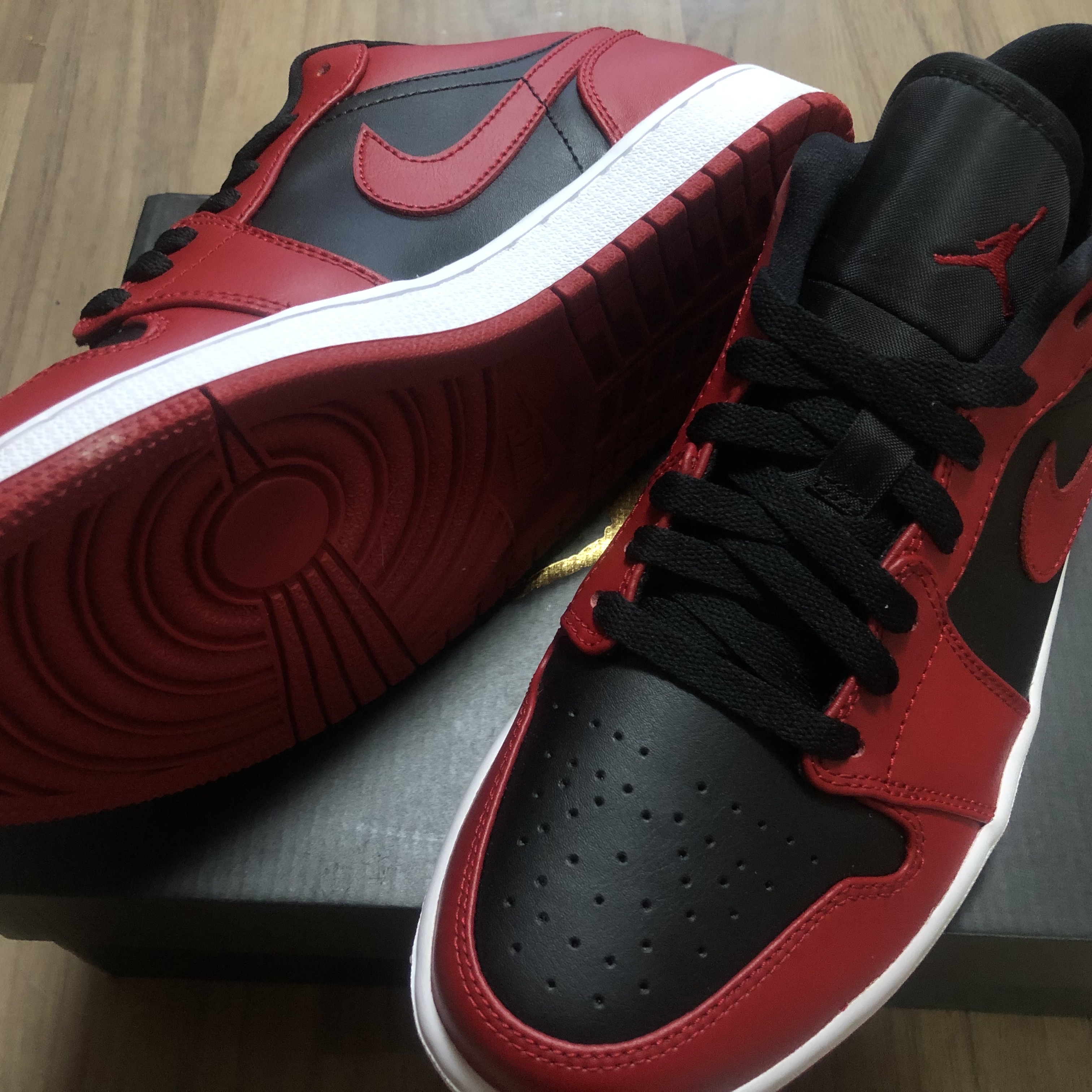Jordan 1 Low Varsity Red 착용 스타일 - 3