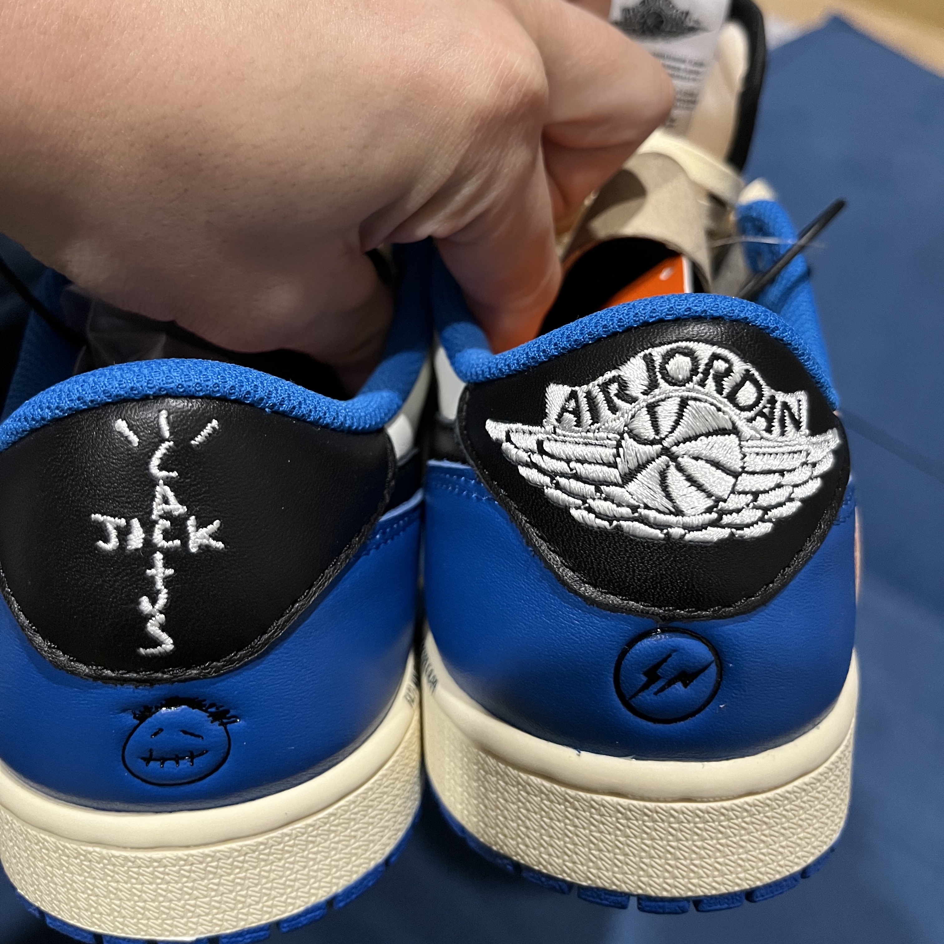 Jordan 1 x Travis Scott x Fragment Retro Low OG SP Military Blue 착용 스타일 - 4