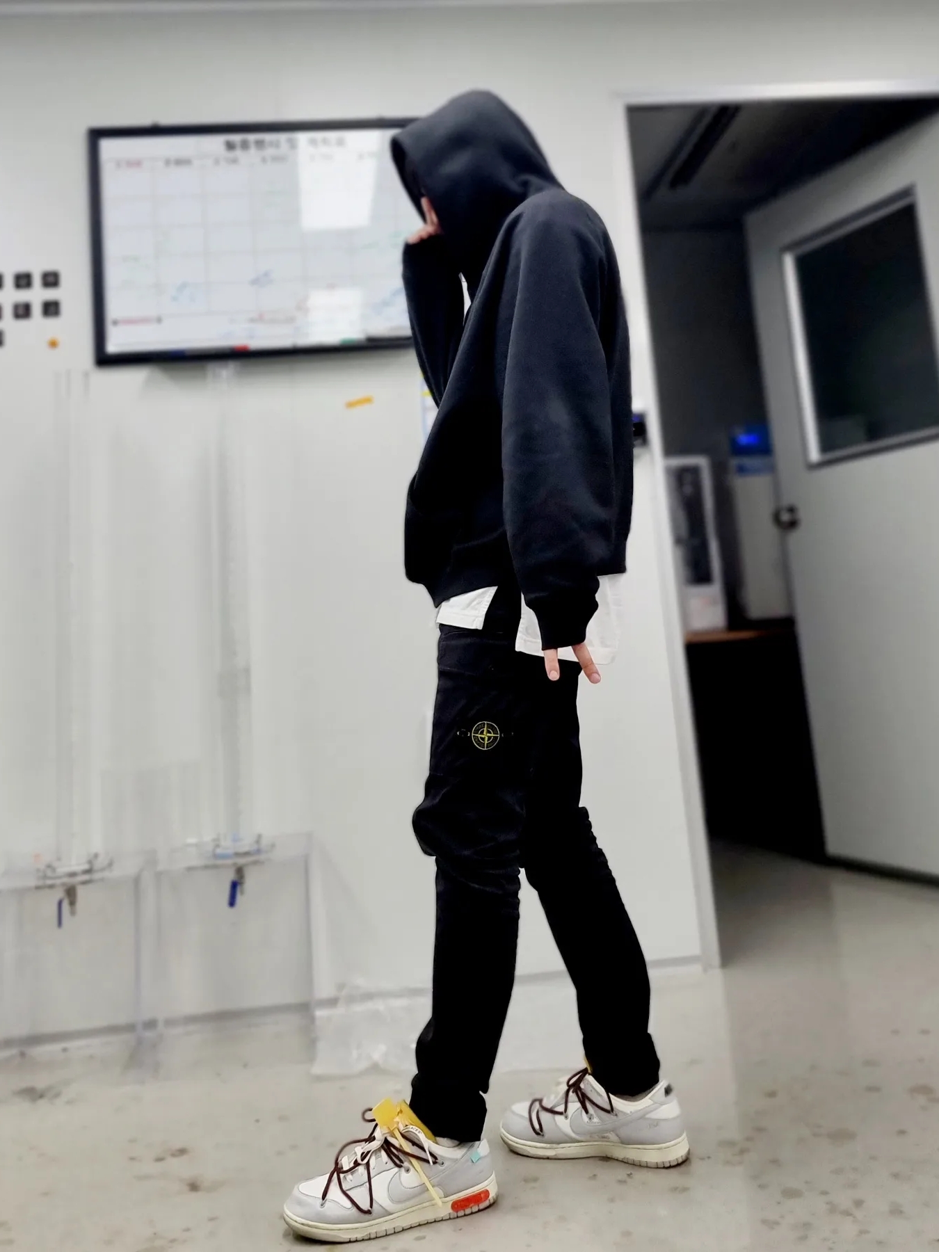 Essentials Pull-Over Hoodie Black - 21SS, Stone Island 318L1 T.CO+OLD Cargo Pants Black - 20FW 착용 스타일