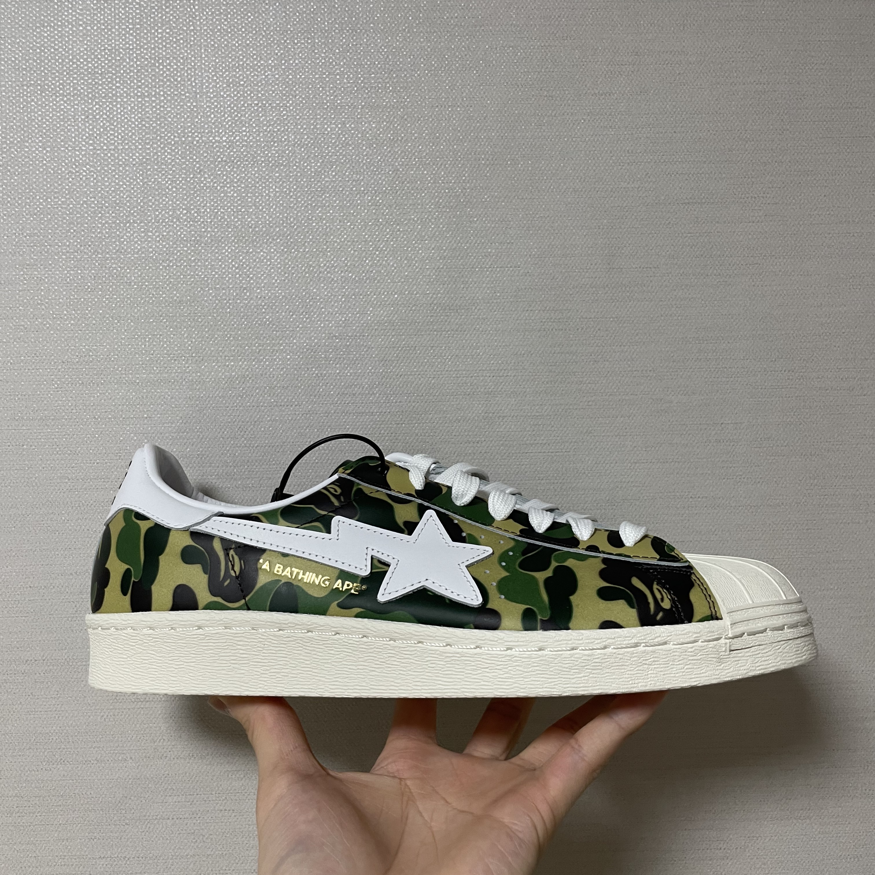 Adidas x BAPE Superstar 80s Green Camo 착용 스타일 - 3
