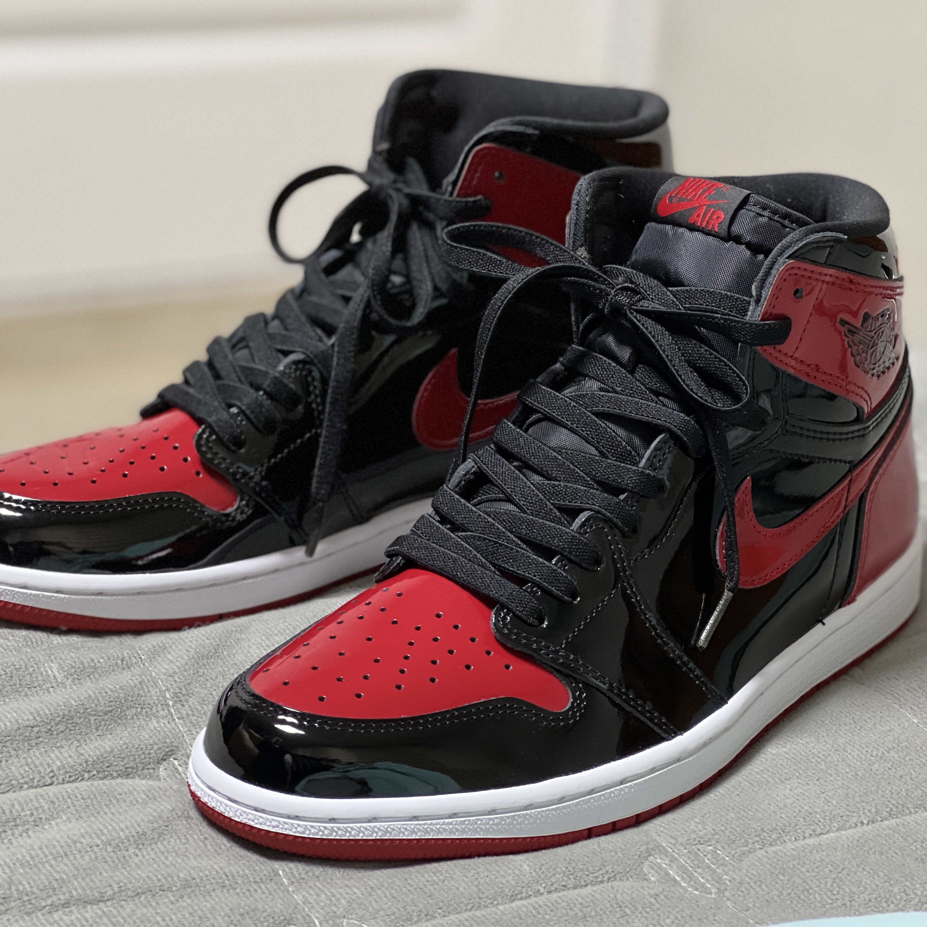 Jordan 1 Retro High OG Patent Bred 착용 스타일 - 3