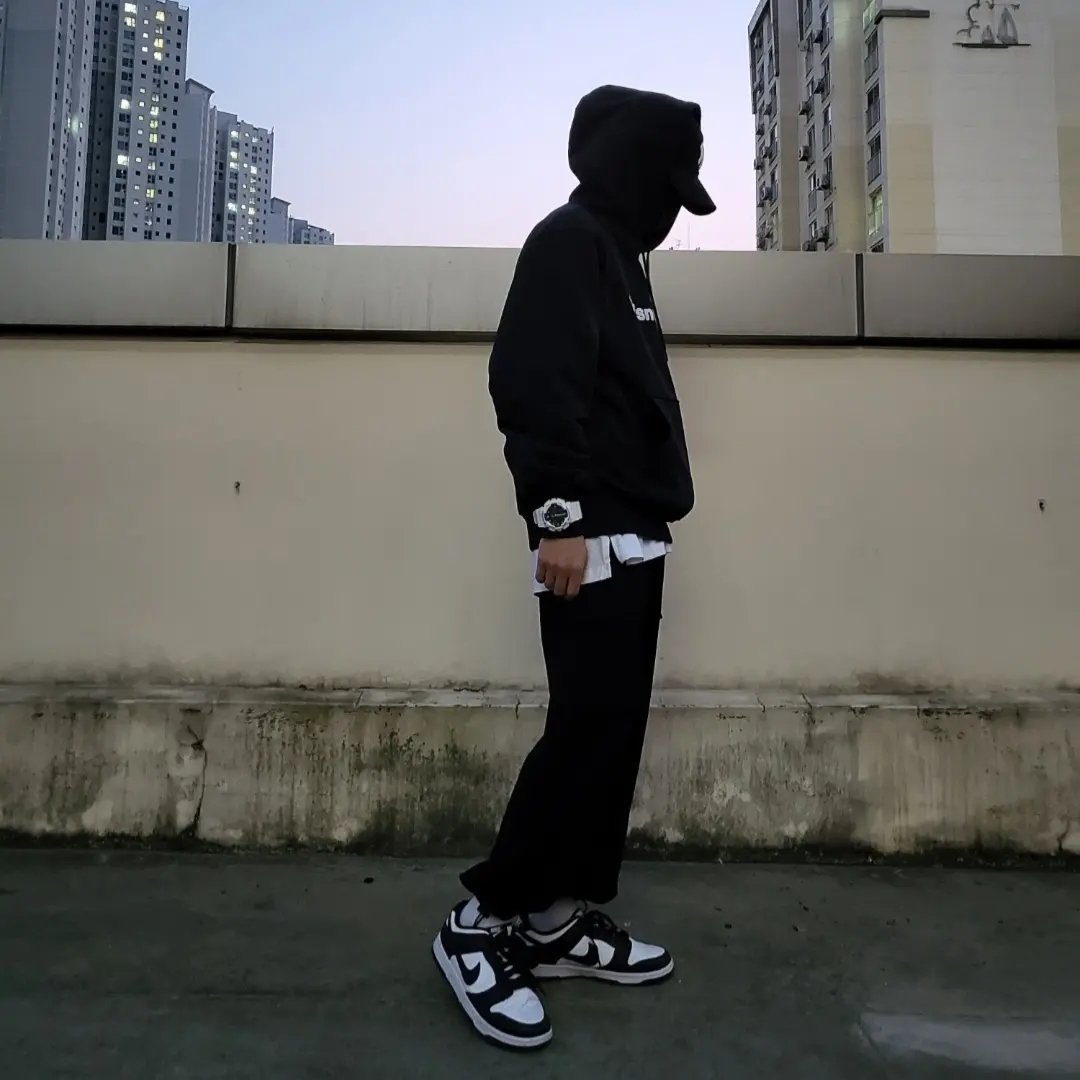 Nike Dunk Low Retro Black 착용 스타일 - 2