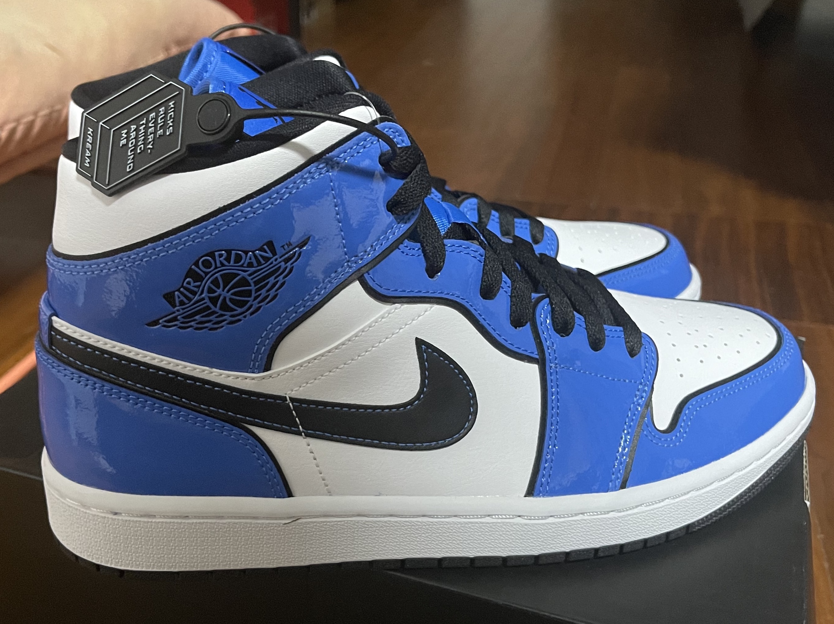 Jordan 1 Mid SE Signal Blue 착용 스타일 - 2