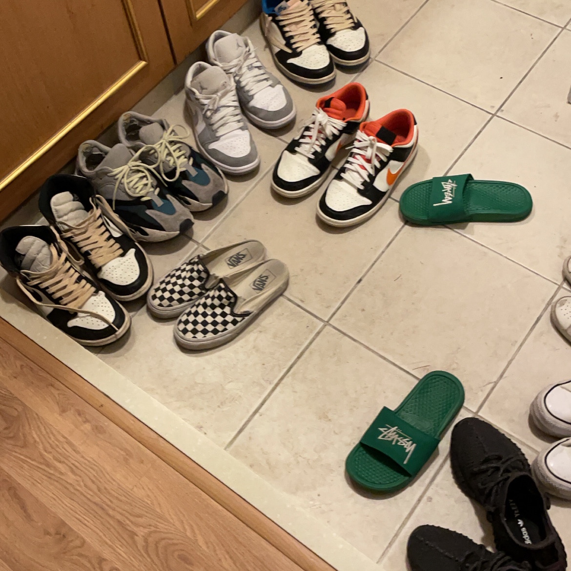 Adidas Yeezy Boost 700 Wave Runner Solid Grey 2017/2019, Jordan 1 Retro High OG Black Mocha 착용 스타일