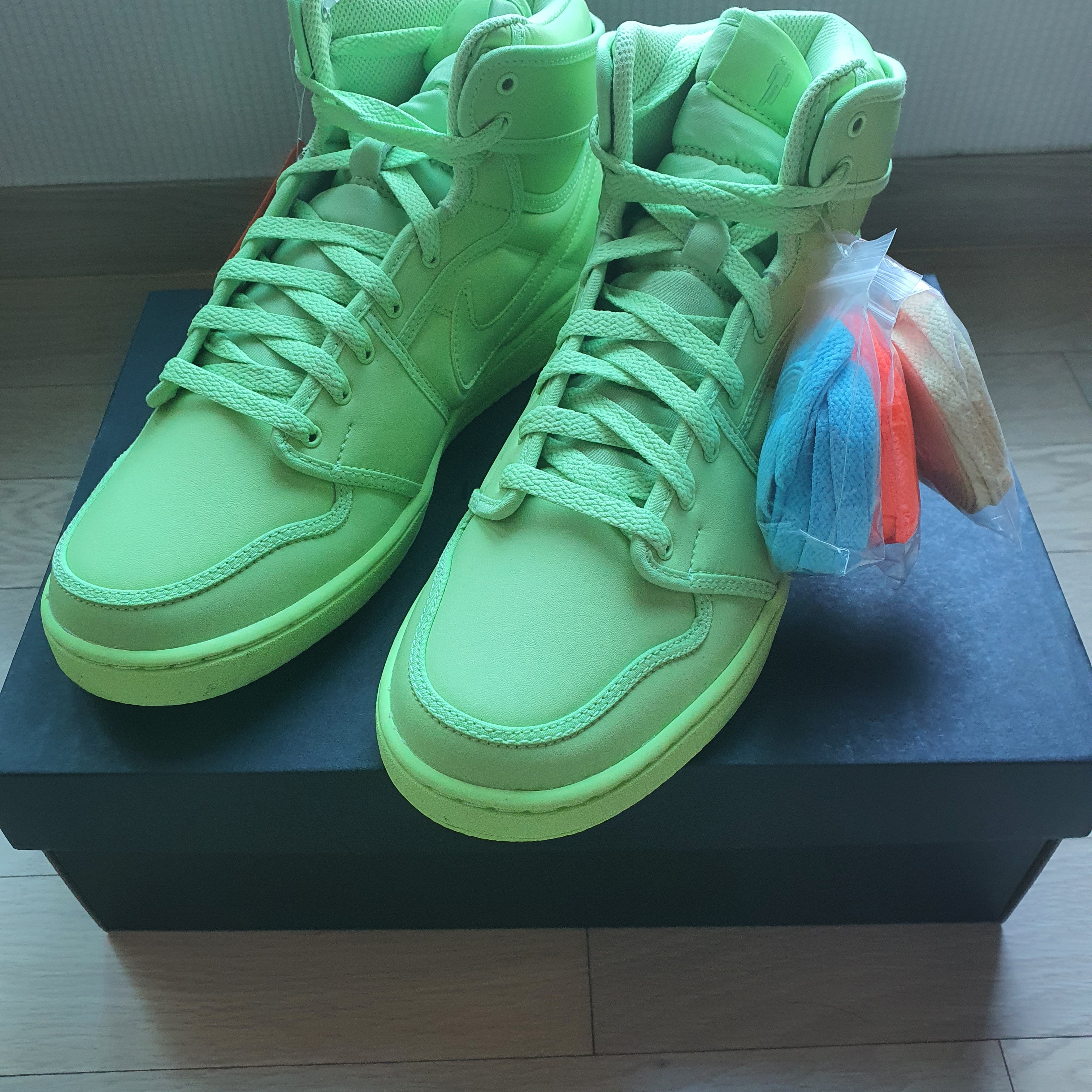 (W) Jordan 1 x Billie Eilish KO SP Lime Green 착용 스타일 - 2