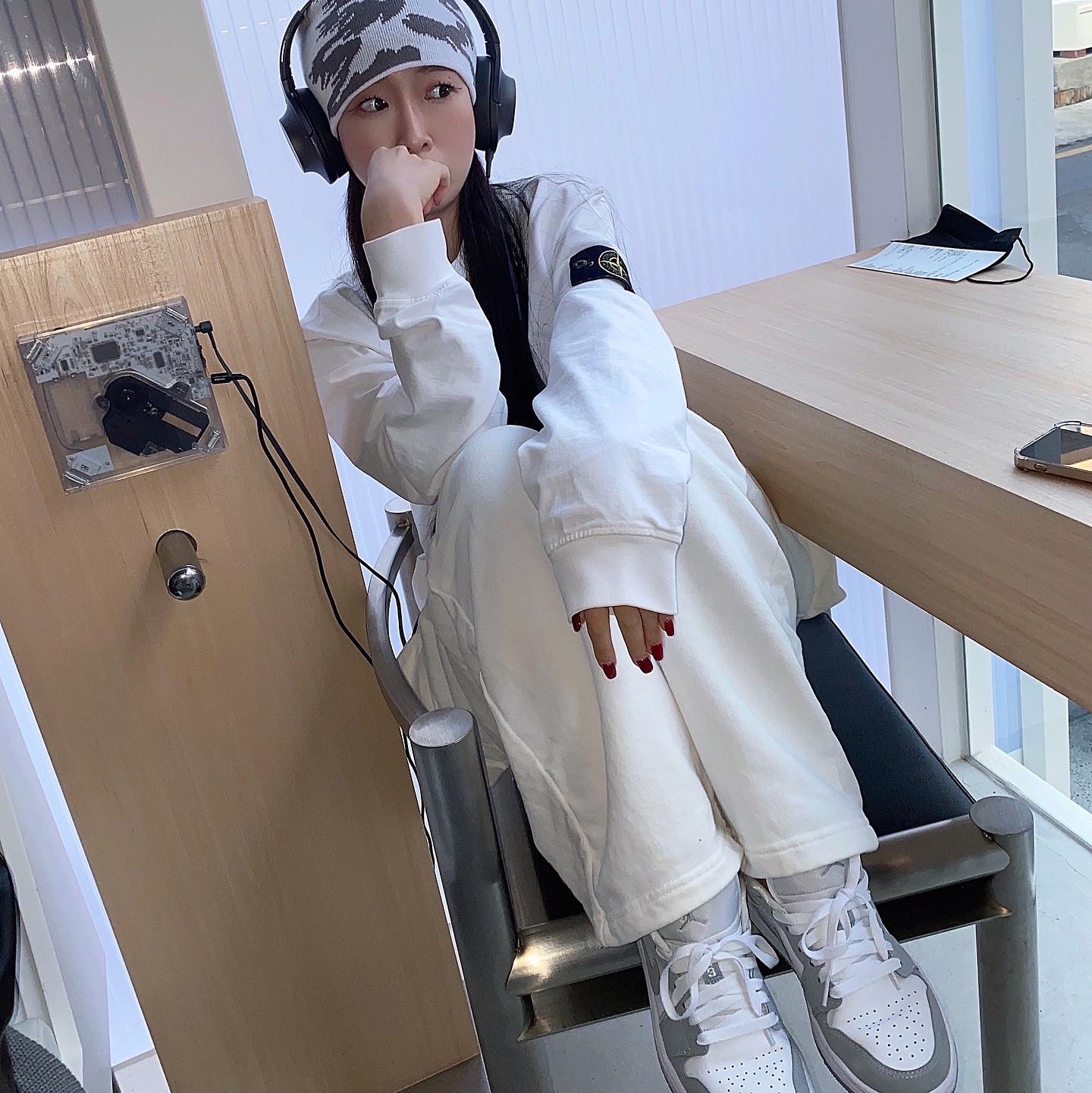 (W) Jordan 1 Low White Wolf Grey, Stone Island 64450 Long Sleeve Crewneck Sweatshirt White - 21SS 착용 스타일 - 1
