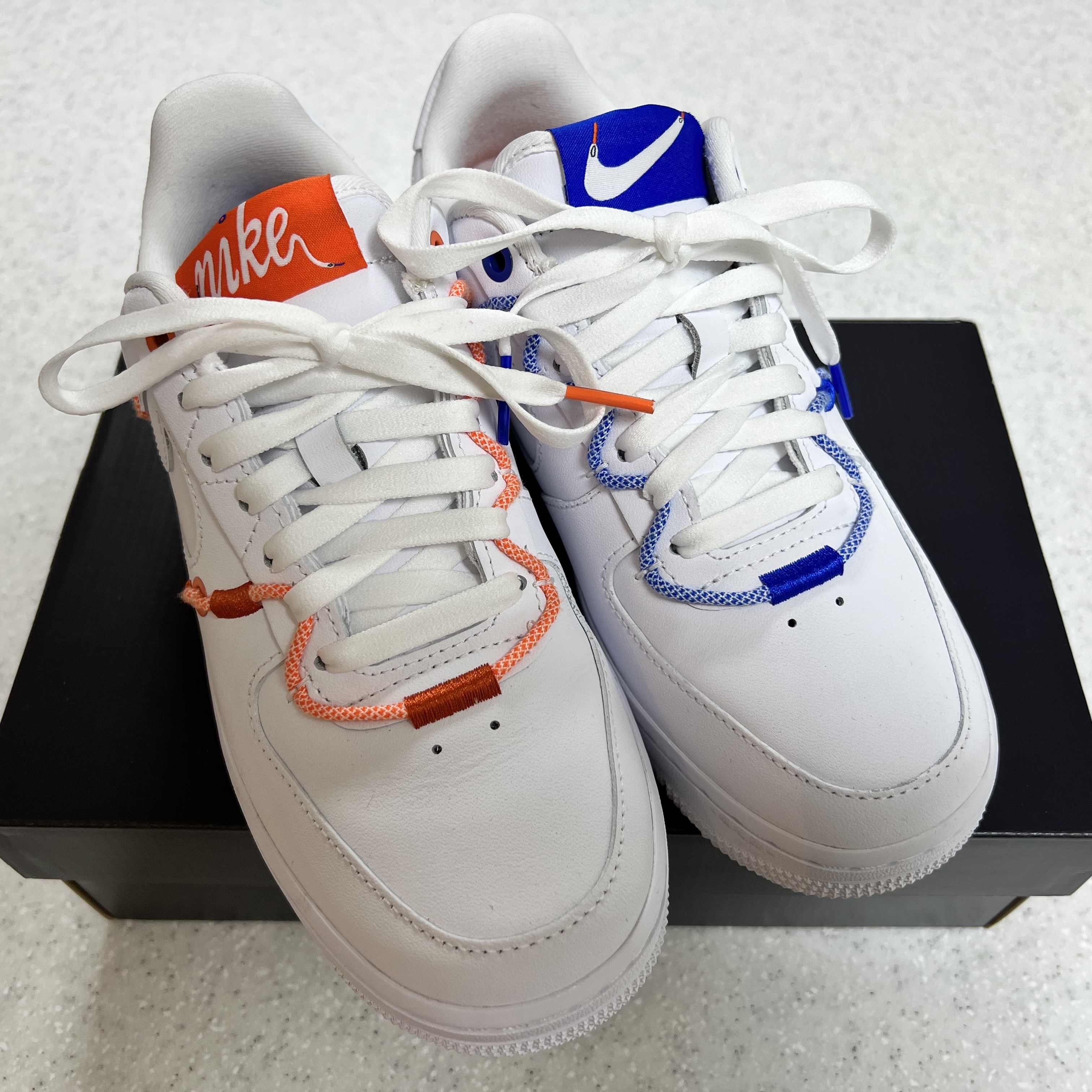 (W) Nike Air Force 1 '07 LX White Safety Orange 착용 스타일 - 1