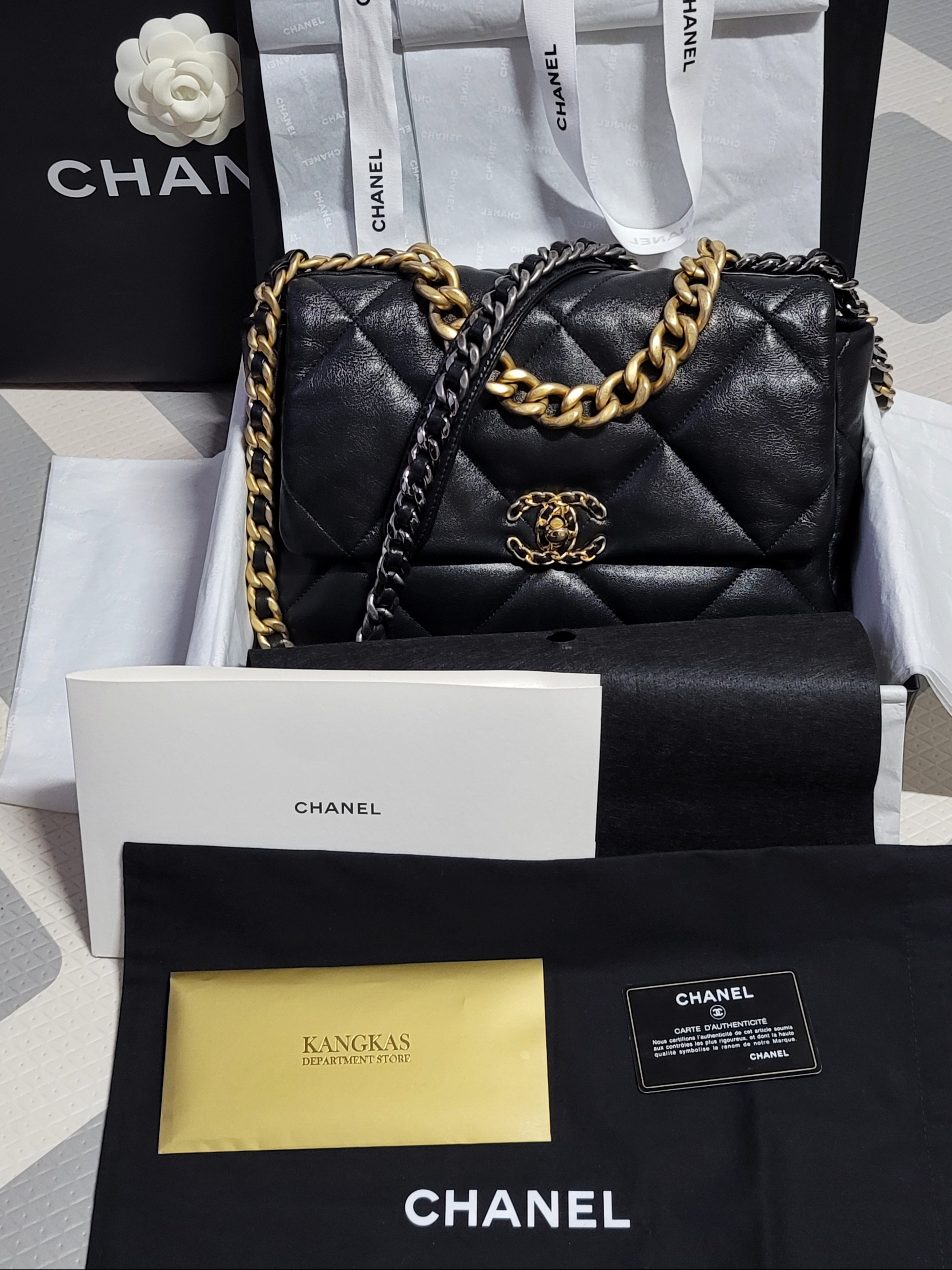 Chanel Large 19 Handbag Lambskin & Gold Black, Nike x Peaceminusone Air Force 1 Low Para-Noise 착용 스타일 - 4