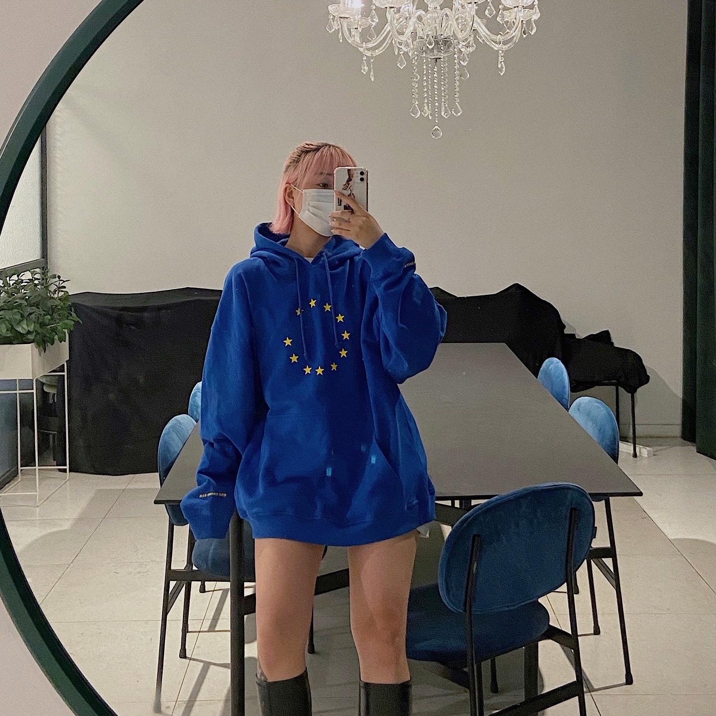 Souvenir Official Eunify Classic Hoodie Blue 착용 스타일 - 1