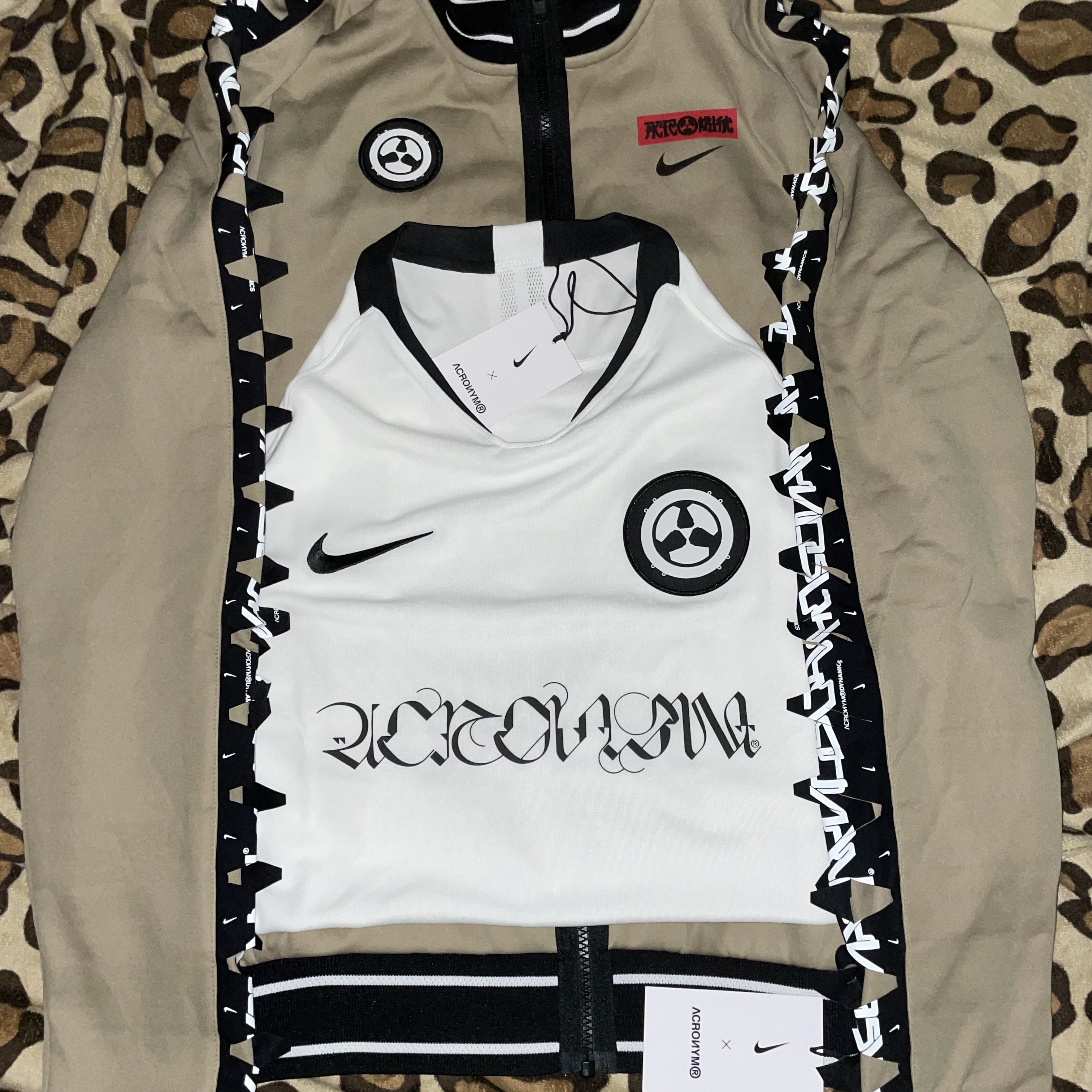 Nike x Acronym NRG Stadium Jersey White - US/EU, Nike x Acronym NRG Knit Jacket Khaki - US/EU μ°©μ© μ€νμΌ - 3