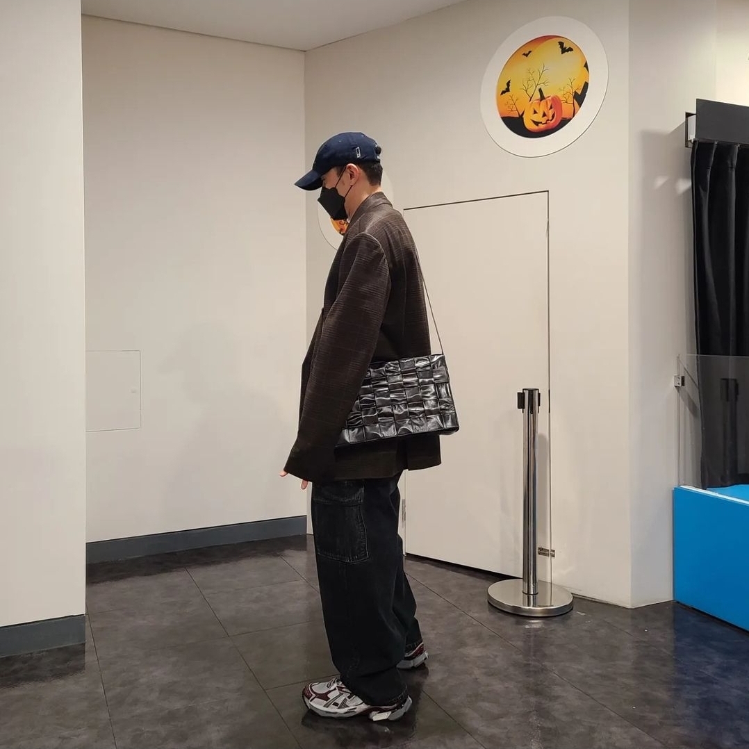 Bottega Veneta Large Leather Cassette Black, Balenciaga Runner Sneakers Grey Burgundy 착용 스타일 - 3