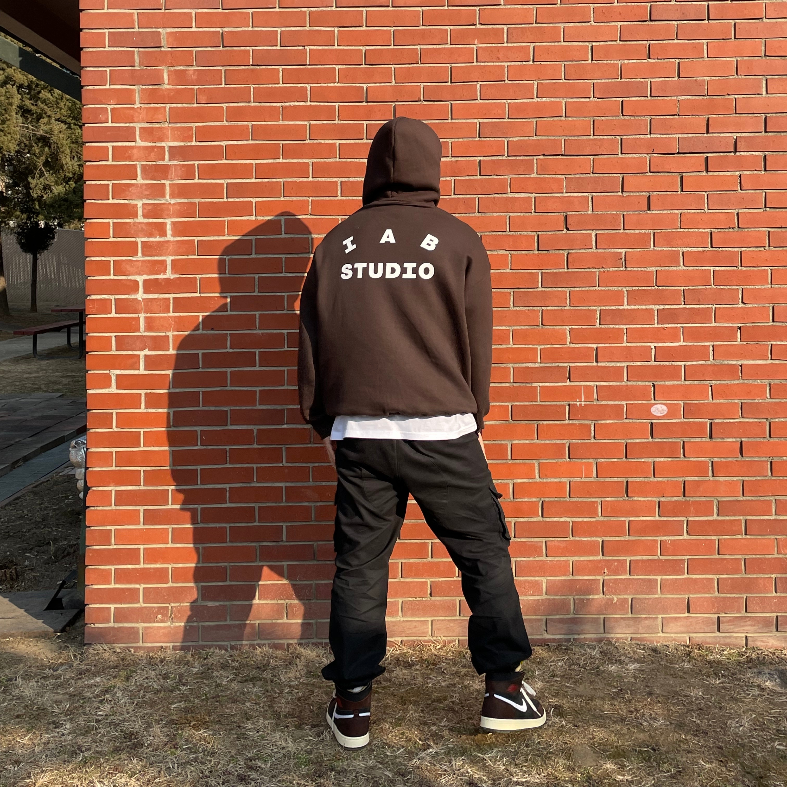 Jordan 1 Zoom Air CMFT Monarch Orange, IAB Studio Hoodie Brown 착용 스타일 - 1