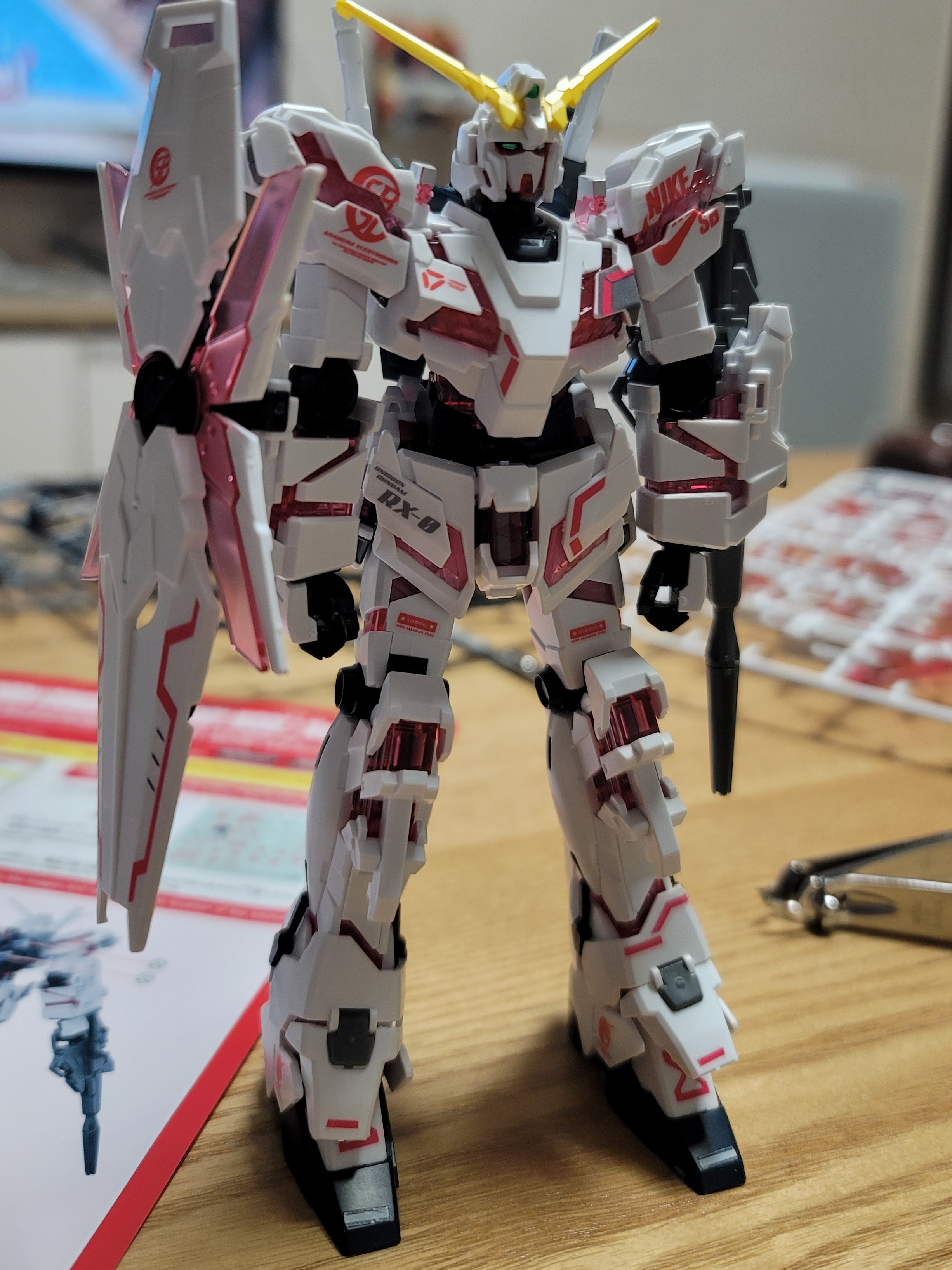 Bandai x Nike SB HG Unicorn Gundam & HG Unicorn 02 Banshee Set (Destroy Mode), Nike x Gundam SB Dunk High Pro QS Unicorn RX-0 착용 스타일 - 1